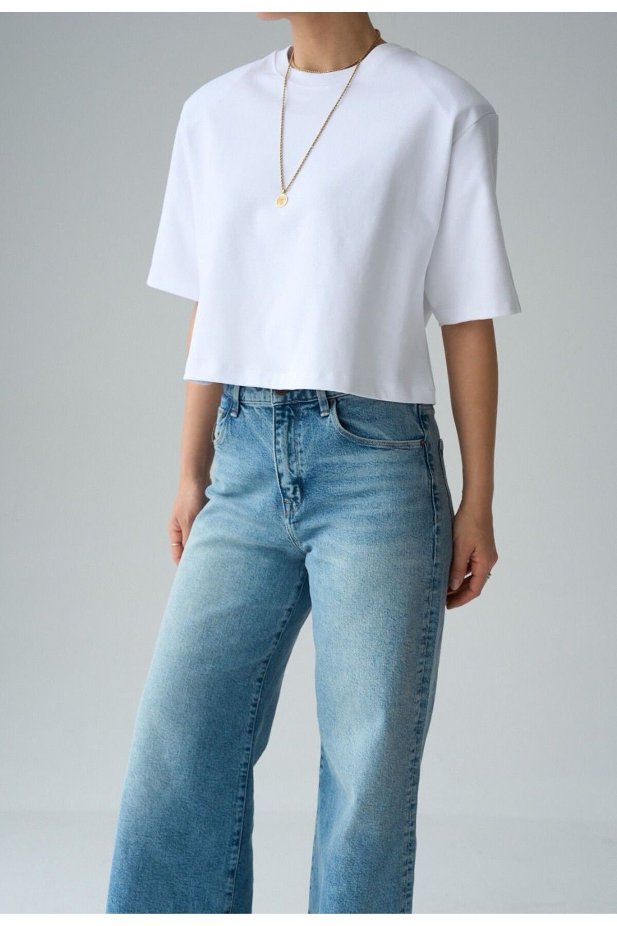 FEMMESTUDIO Kadın Beyaz Bisiklet Yaka Vatka Detaylı Crop T-shirt