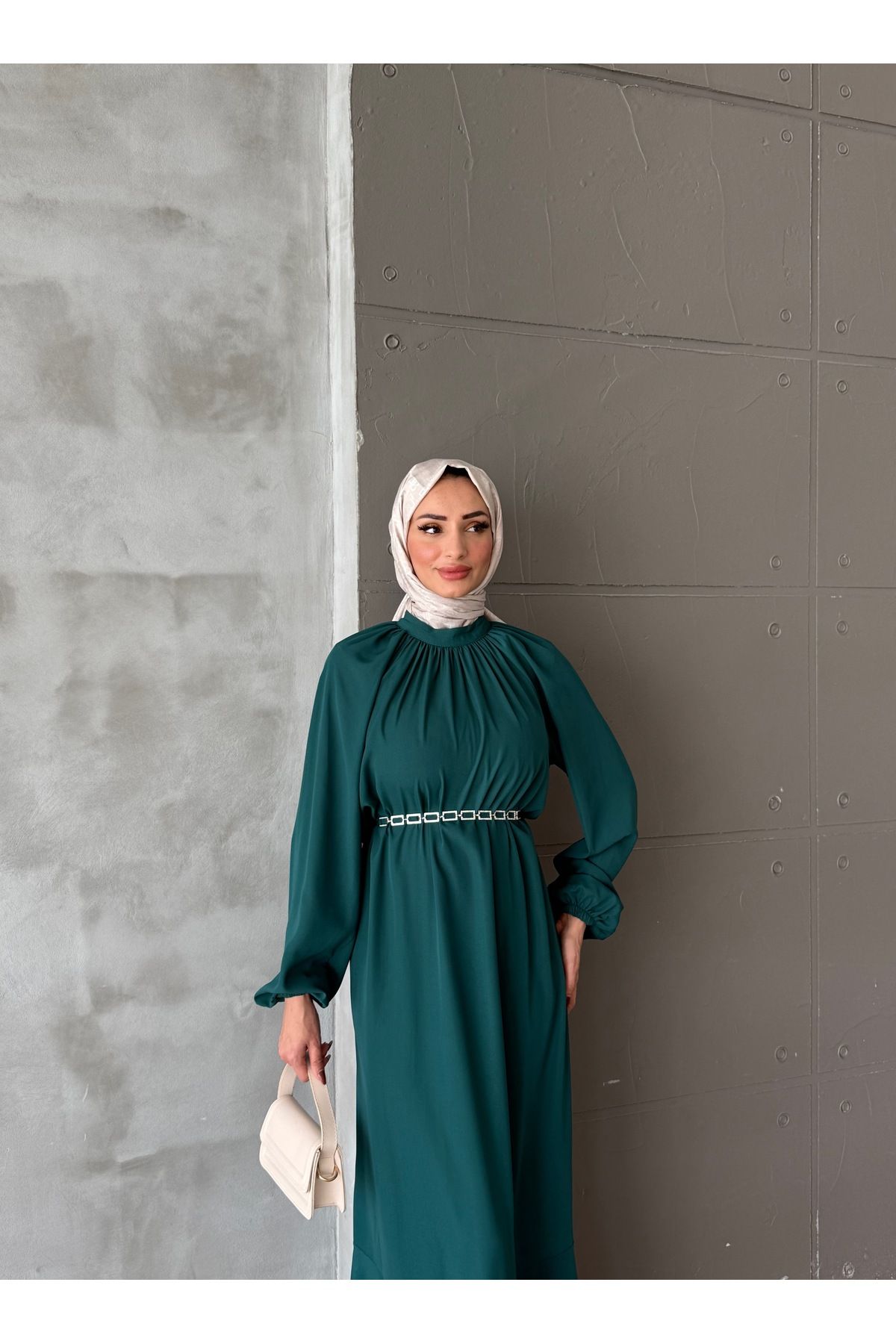 Aranlı tekstil ZİNCİR KEMERLİ MEDİNE İPEĞİ VOLANLI TESETTÜR ELBİSE