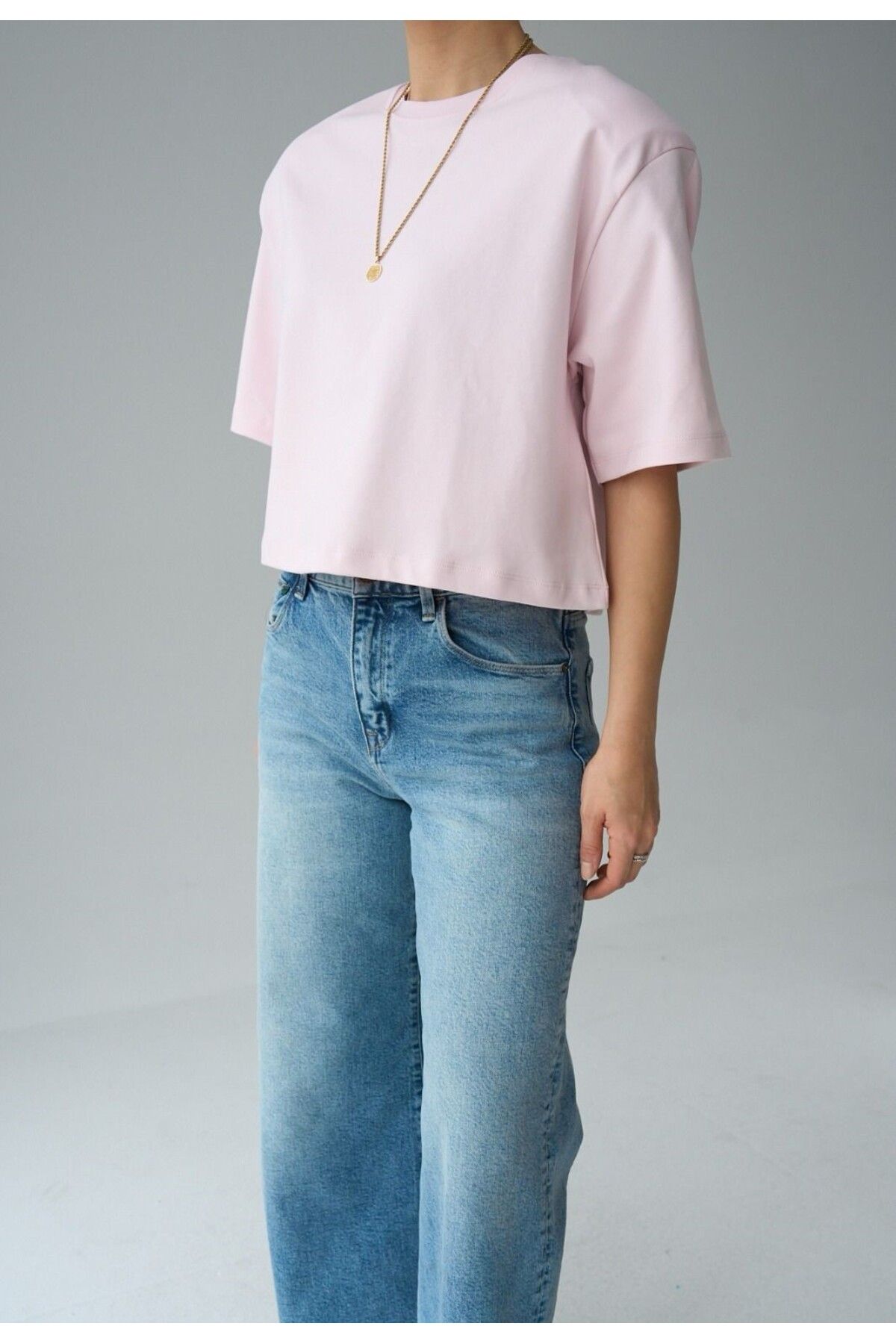 FEMMESTUDIO Kadın Pembe Bisiklet Yaka Vatka Detaylı Crop T-shirt