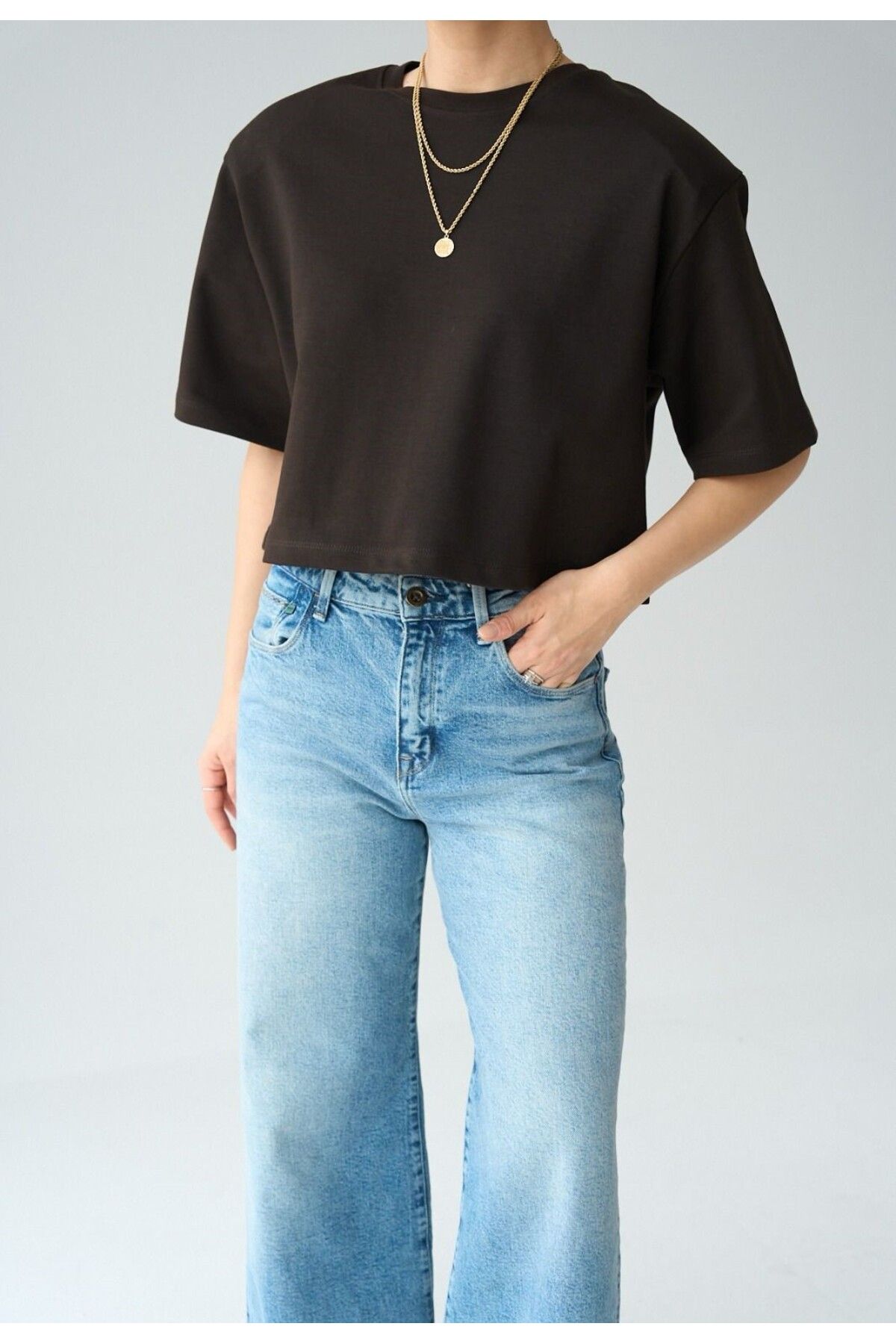 FEMMESTUDIO Kadın Kahverengi Bisiklet Yaka Vatka Detaylı Crop T-shirt