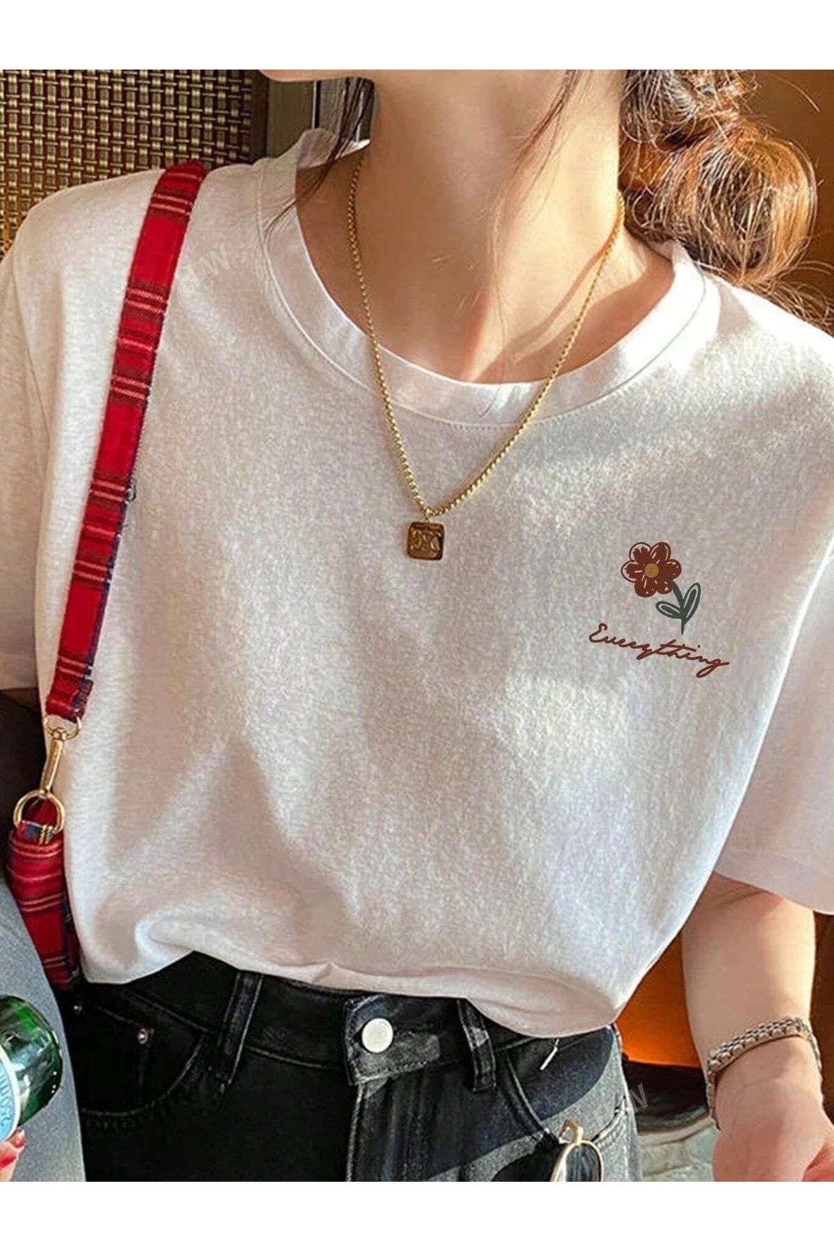 Ferhatlı Kadın Beyaz Oversize Çiçek Baskılı Tişört