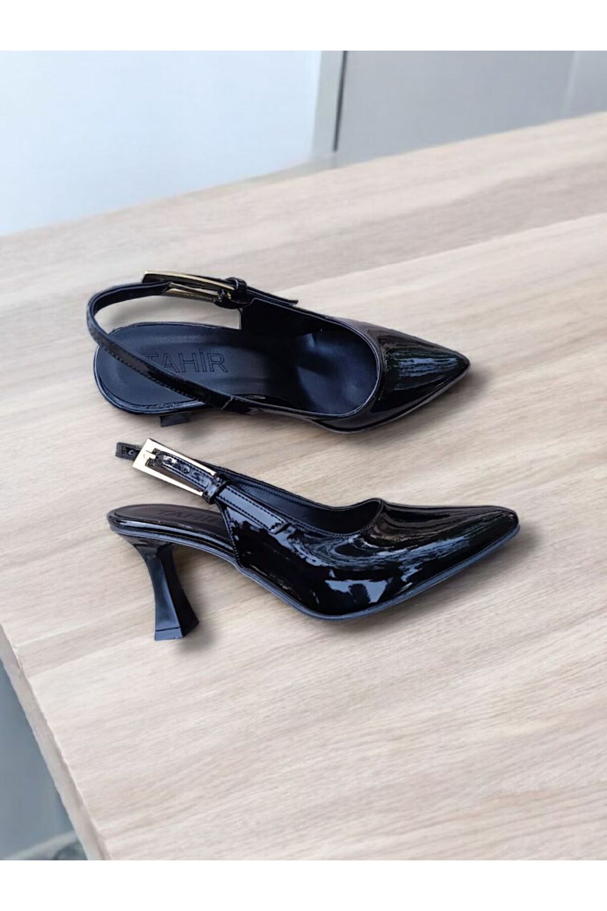 RONX Kadın Bilekten Bağlamalı Geniş Metal Tokala Detaylı Rugan Stiletto