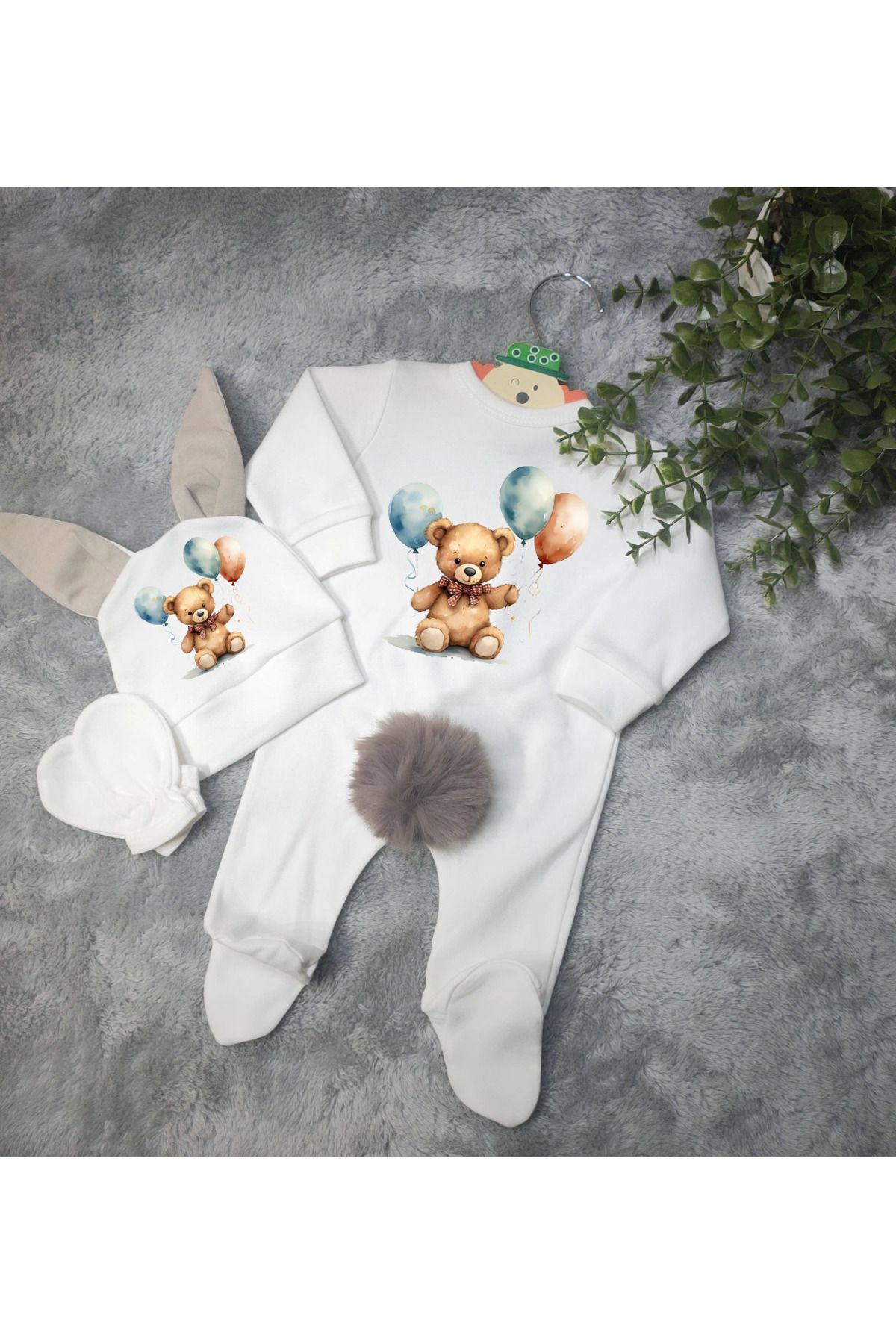 Moda Lime tavşan kulaklı ponponlu isme özel baskılı elinde balon olan ayıcık detaylı bebek 3 lü tulum seti