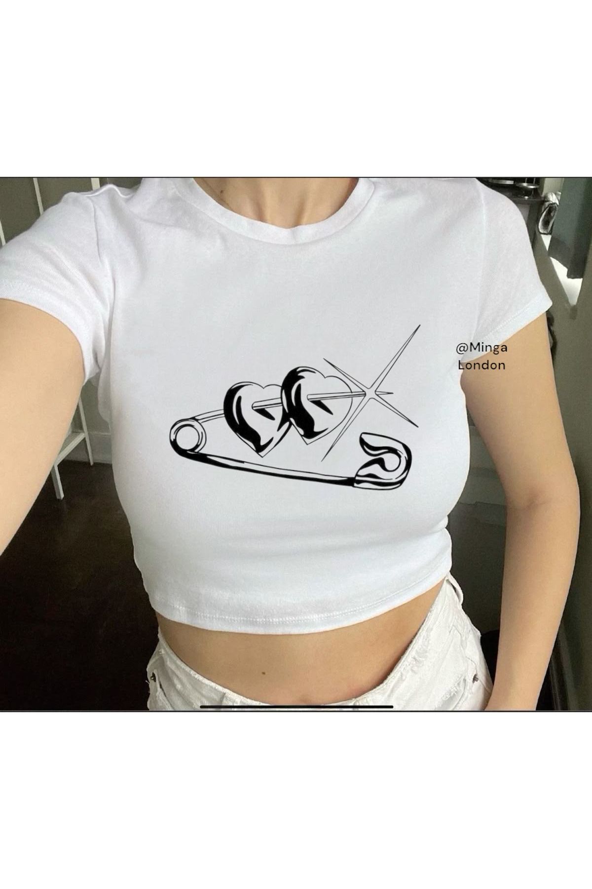 Minga London Beyaz Heart Safety Pin Baskılı Crop Top -Mingalondon
