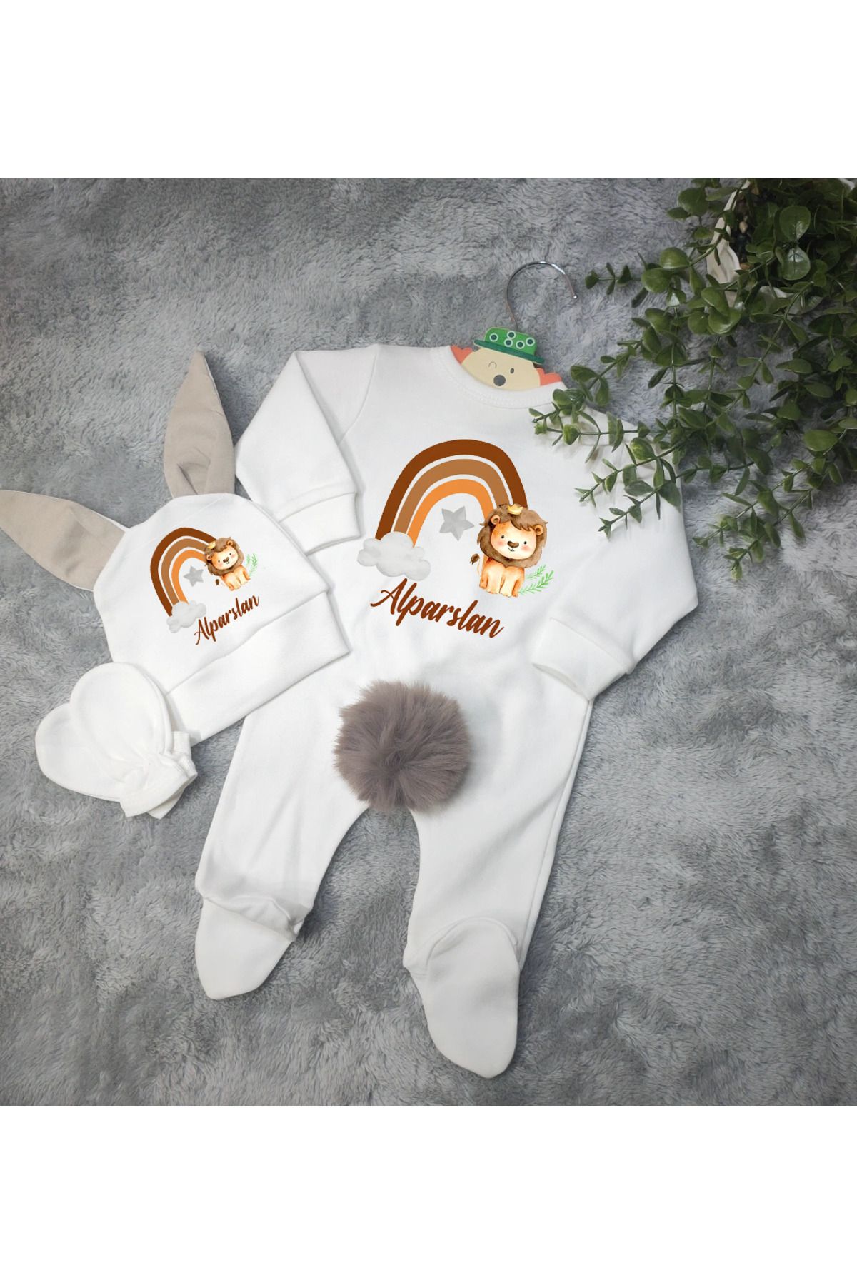 Moda Lime tavşan kulaklı ponponlu isme özel baskılı gökkuşak aslan detaylı bebek 3 lü tulum seti