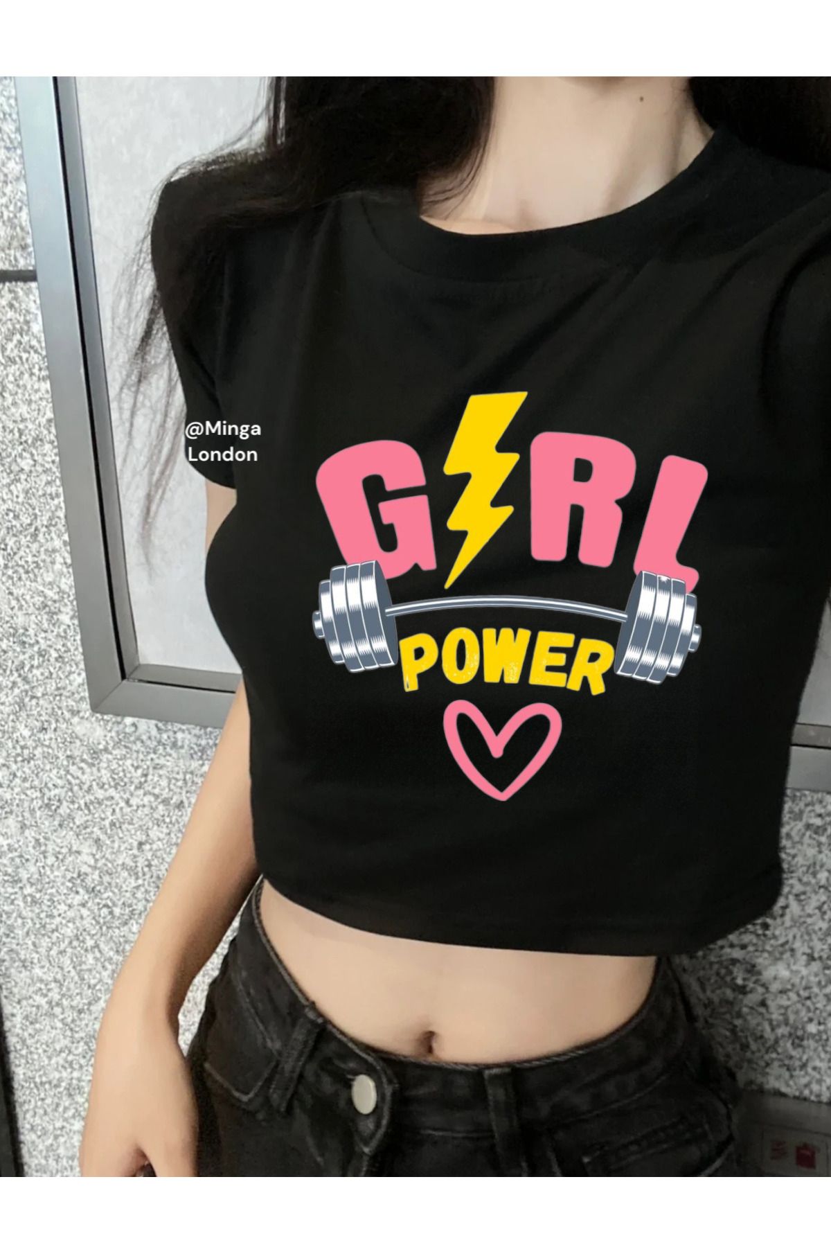 Minga London Siyah Girl Power Baskılı Crop Top -Mingalondon