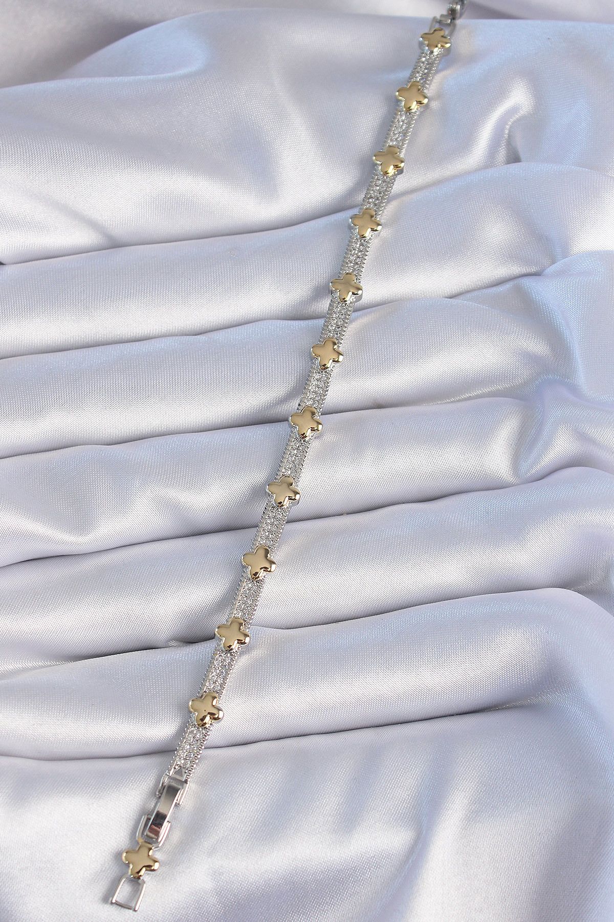 MMB Boutique Pirinç Gümüş Renk Zirkon Taşlı Gold Yonca Model VİP Seri Kadın Bileklik