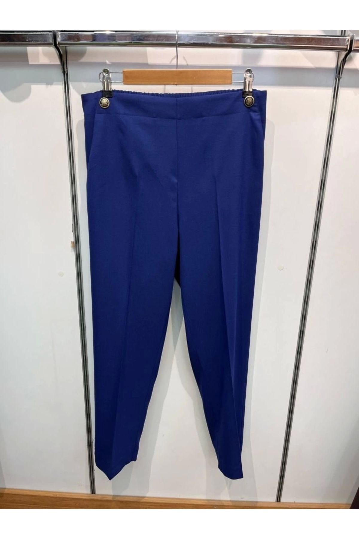 Butik Dekoratif Düğmeli Arka Bel Lastikli Pantolon