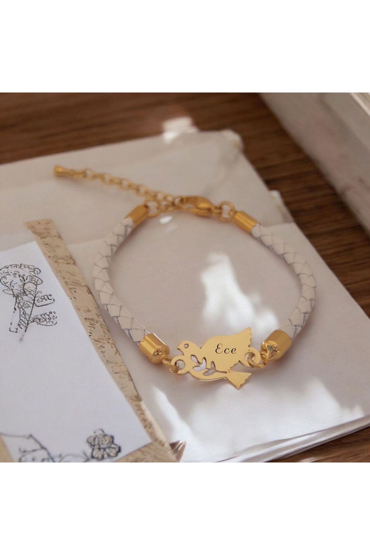 ARCHINO GOLD Kuş Motifli 14 Ayar Altın Plakalı Hakiki Derili Ece İsmine Özel Bileklik-425isim-beyaz