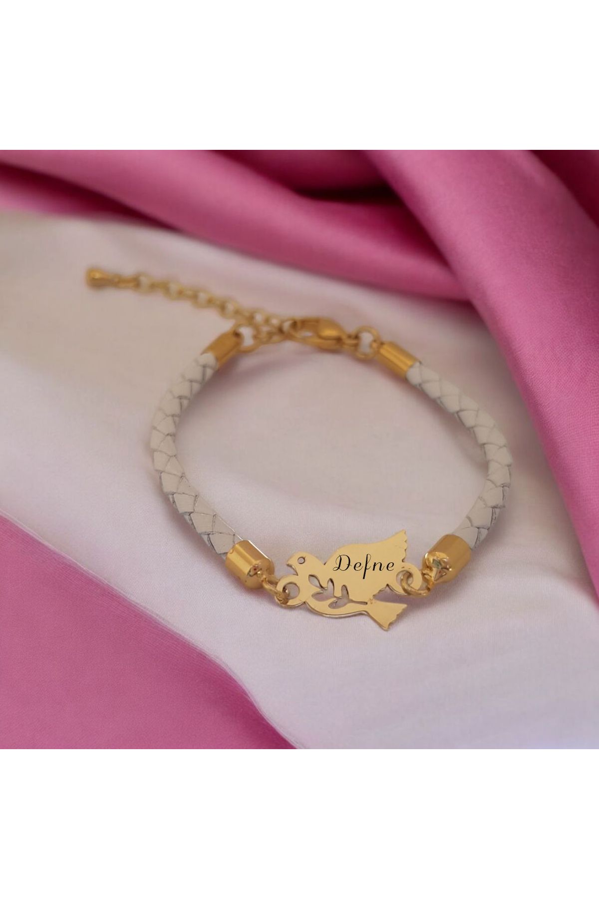 ARCHINO GOLD Kuş Motifli 14 Ayar Altın Plakalı Hakiki Derili Defne İsmine Özel Bileklik-425isim-beyaz