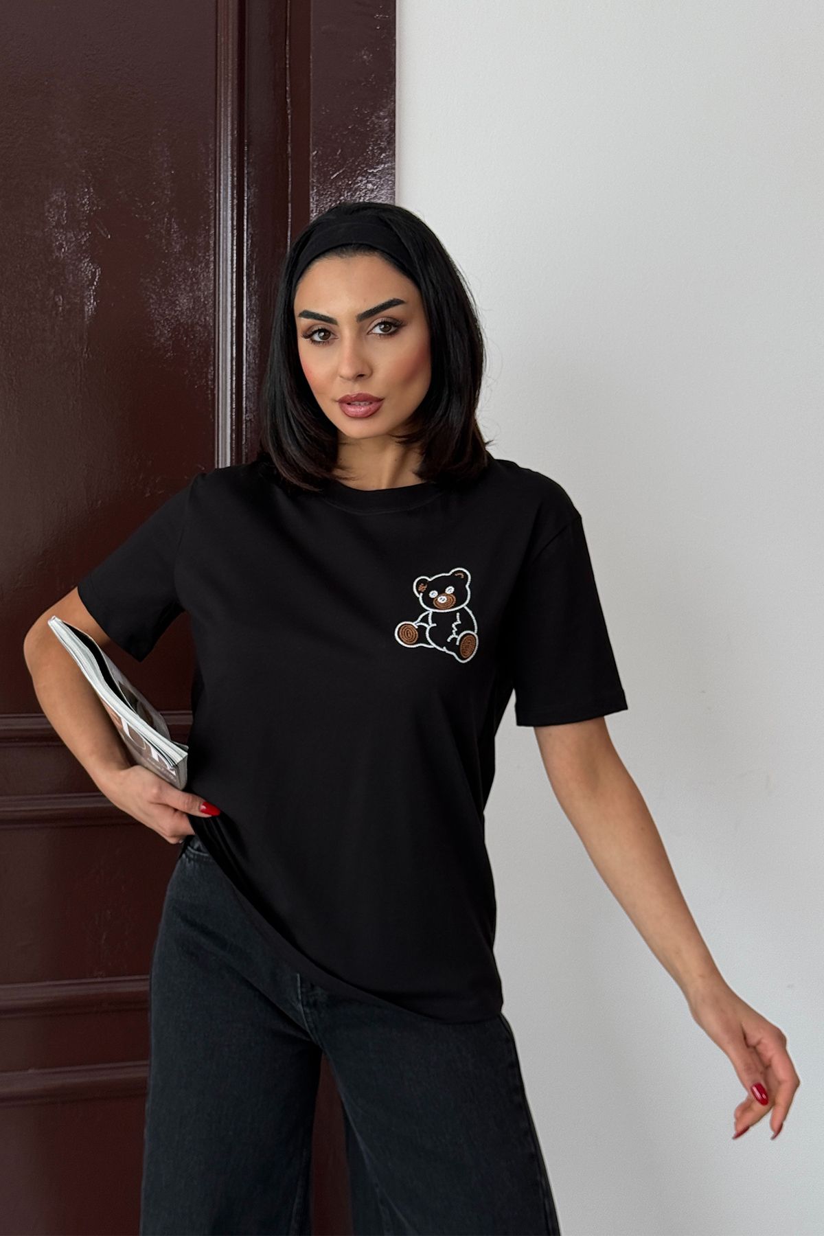 Ortaya Çık Siyah Ayıcık Nakışlı Basic Tişört