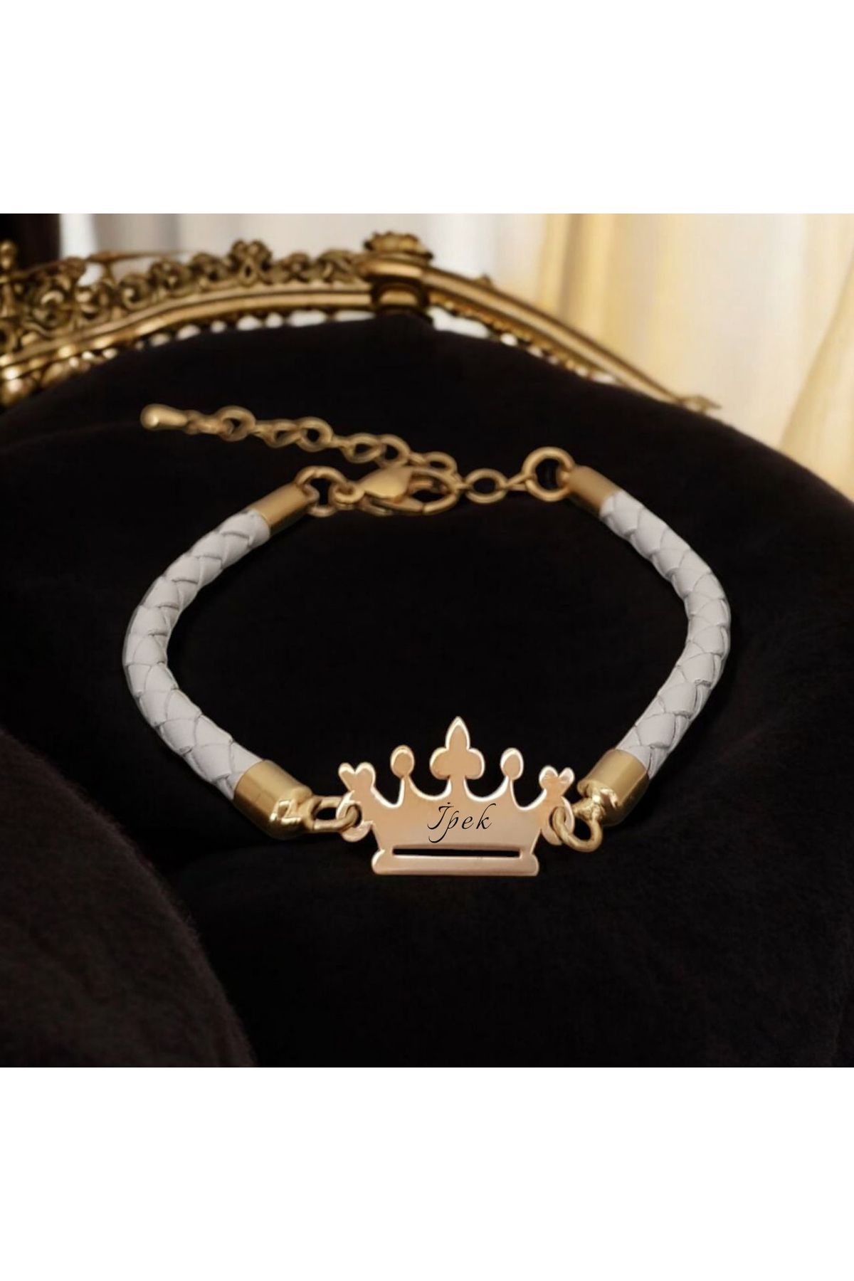 ARCHINO GOLD 14 Ayar Altın Plakalı Özgün Derili Taç Motifli İpek İsmine Özel Bileklik-426isim-beyaz