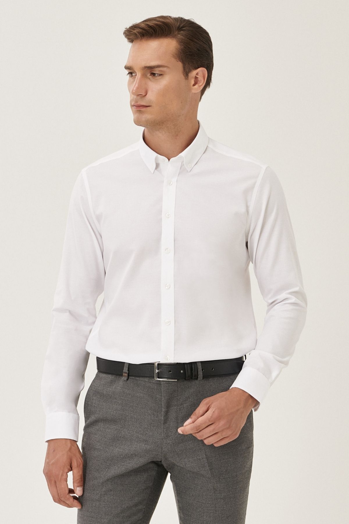 ALTINYILDIZ CLASSICS Erkek Beyaz Ütü Gerektirmeyen Taılored Slim Fit Dar Kesim Düğmeli Yaka %100 Pamuk Gömlek
