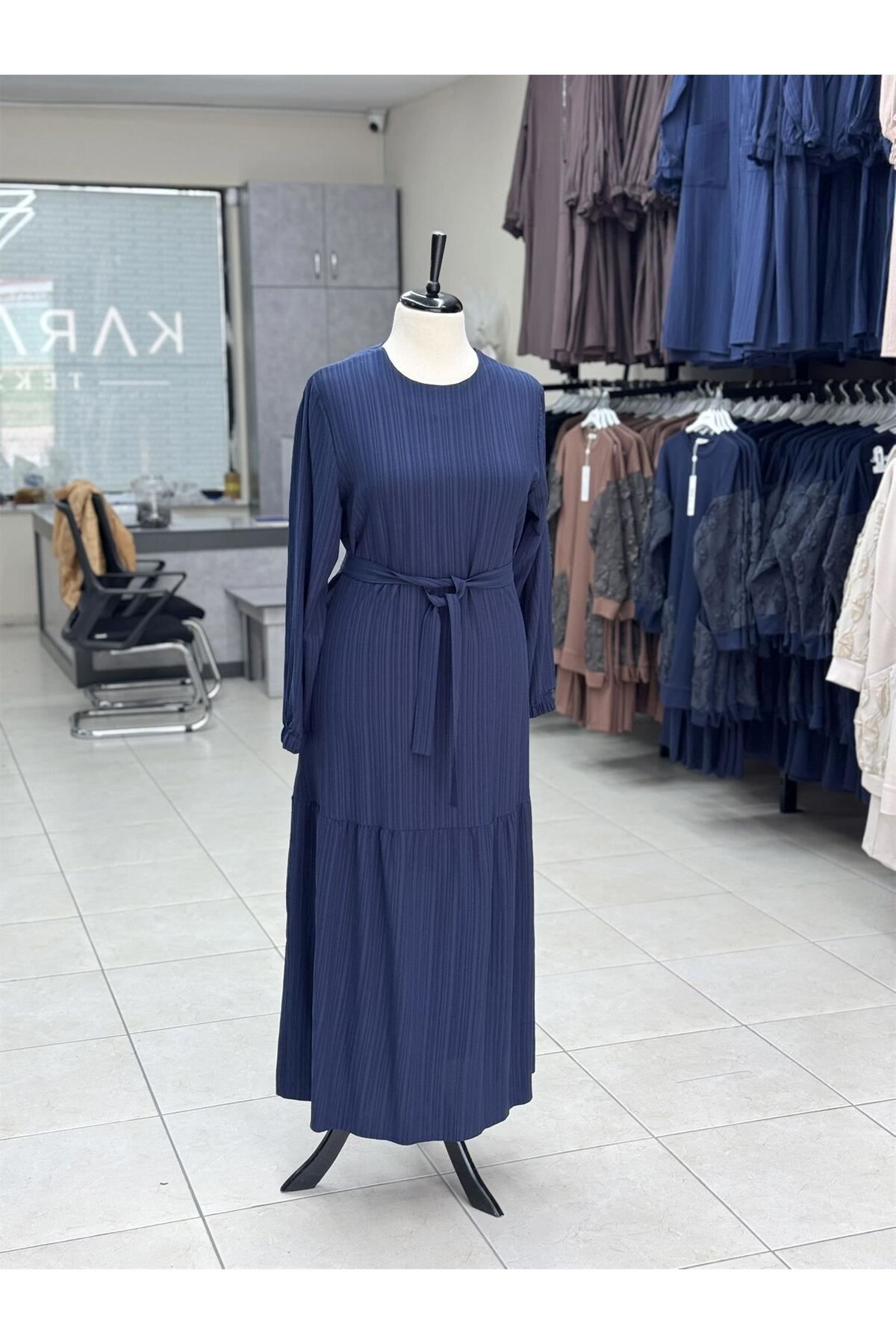 LARCH EXCLUSİVE GOFRE KEMERLİ BÜZGÜLÜ ELBİSE