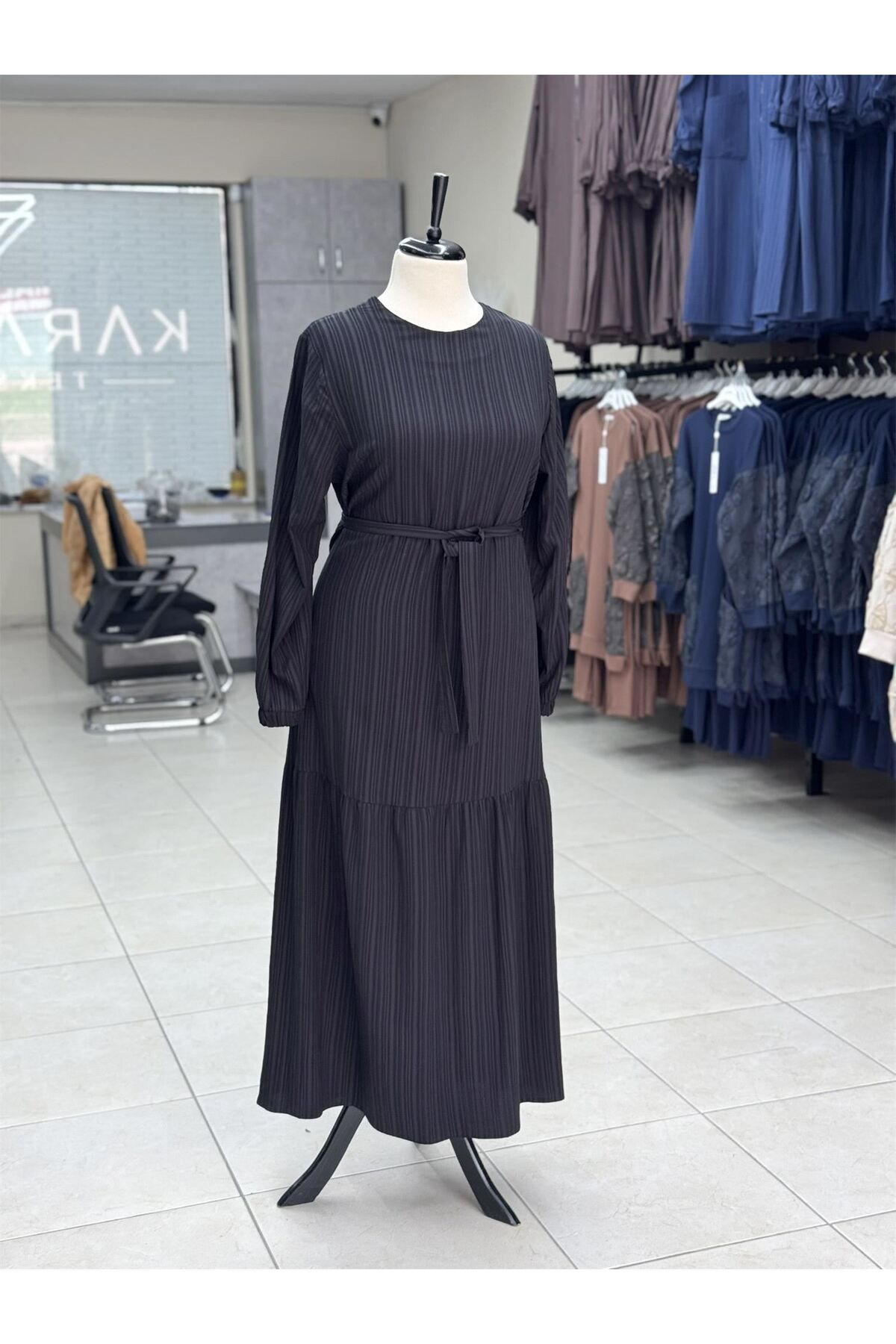 LARCH EXCLUSİVE GOFRE KEMERLİ BÜZGÜLÜ ELBİSE
