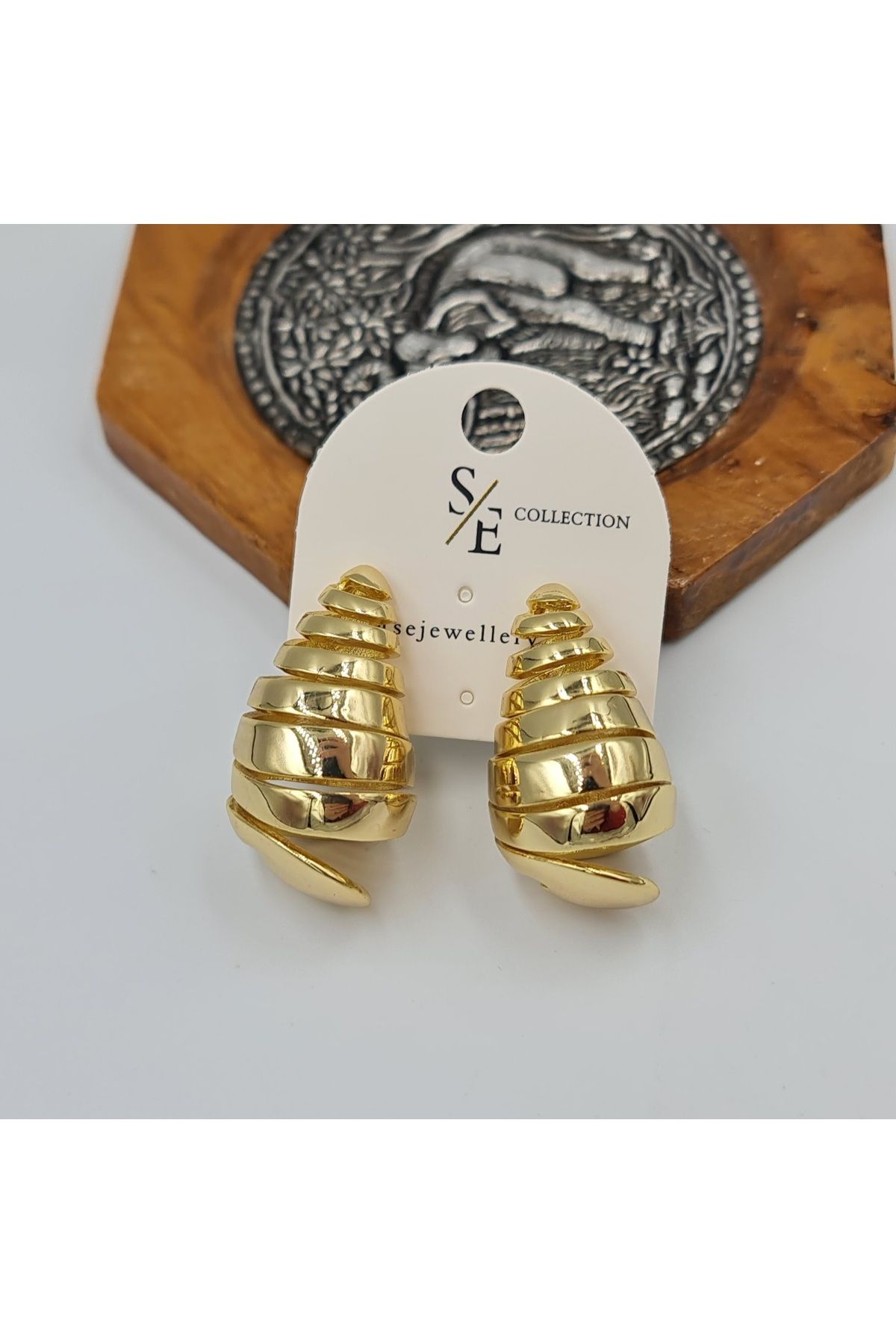 SE Jewellery Collection Selin Ersoy Vıp Altın Kaplama Spiral Formlu Taşsız Çivi Küpe – Suya Dayanıklı