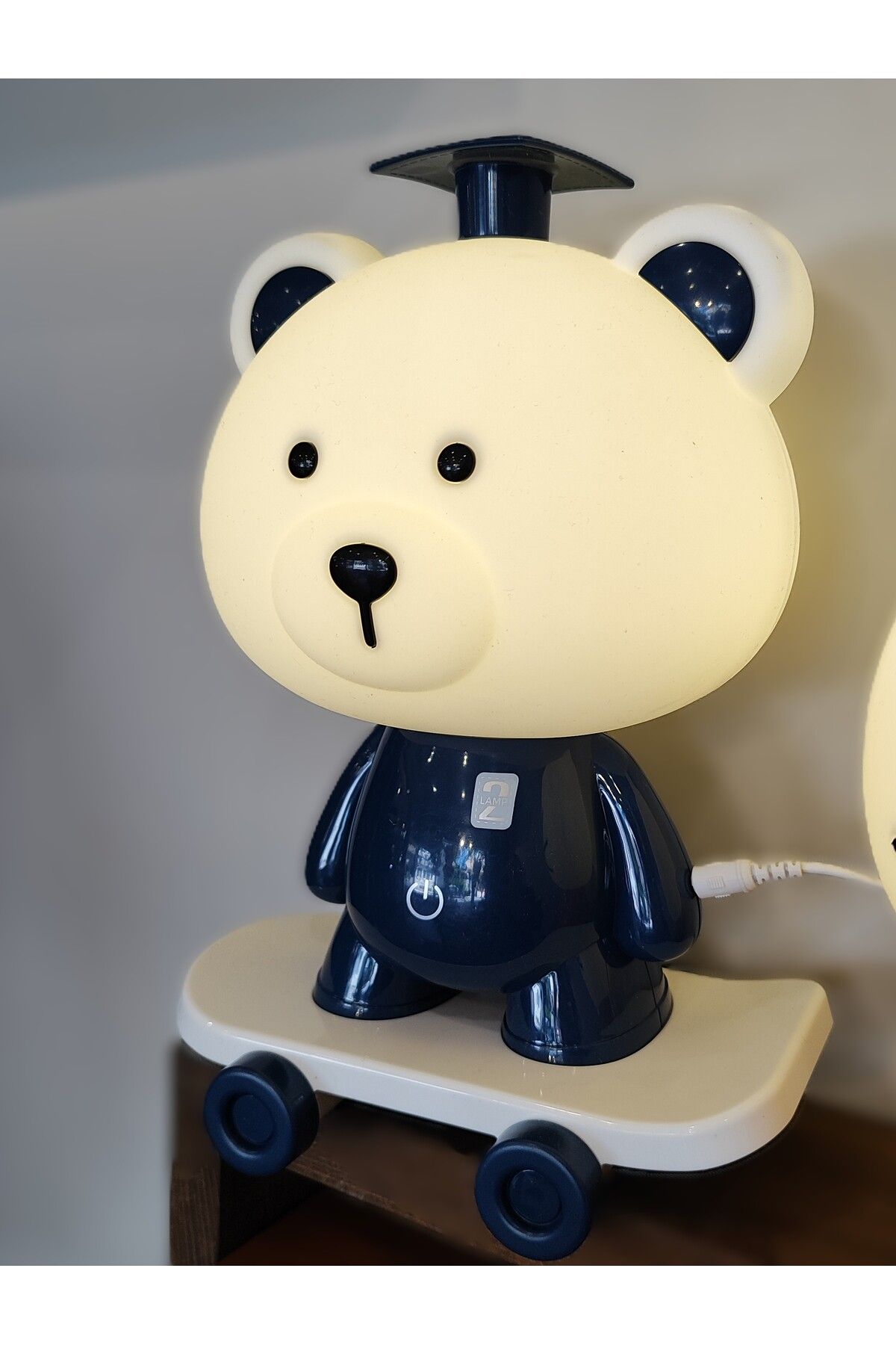 ada çanta kırtasiye Kaykaylı Ayıcık Figür büyük boy masa üstü gece lambası 3 kademeli ışık (25cm*18cm) AD4962