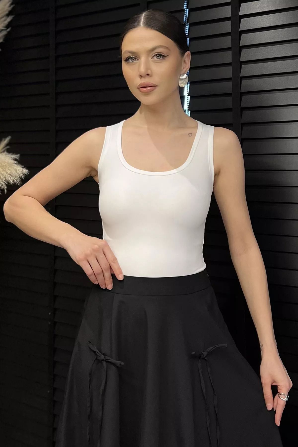 GÜLSELİ Beyaz Kadın Modal Kumaş Sıfır Kol Likralı Crop Top Bluz