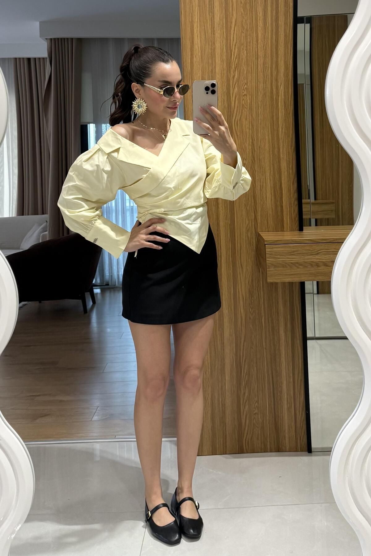 Gizem Ecemiş Towley Siyah Mini Şort Etek