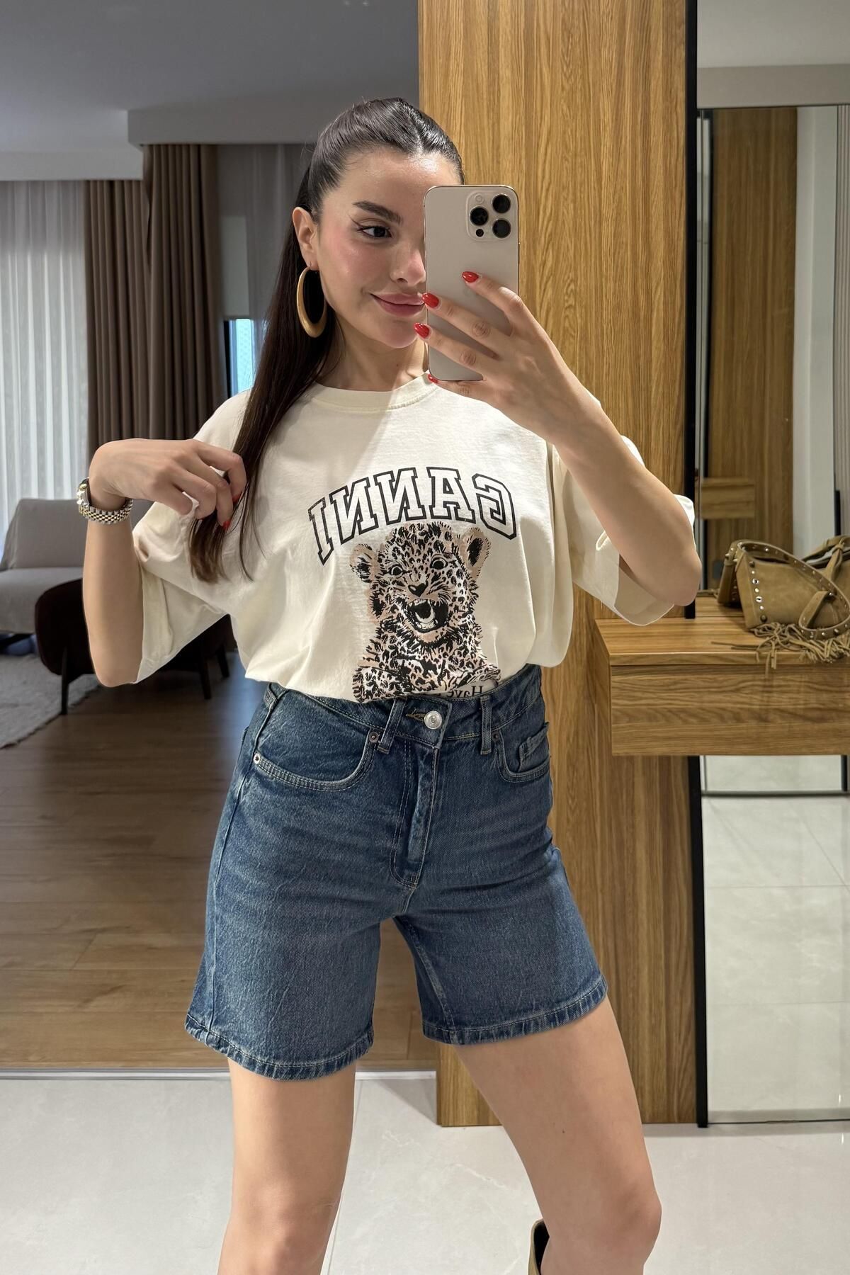 Gizem Ecemiş Ganni Ekru Kaplan Figürlü Tshirt
