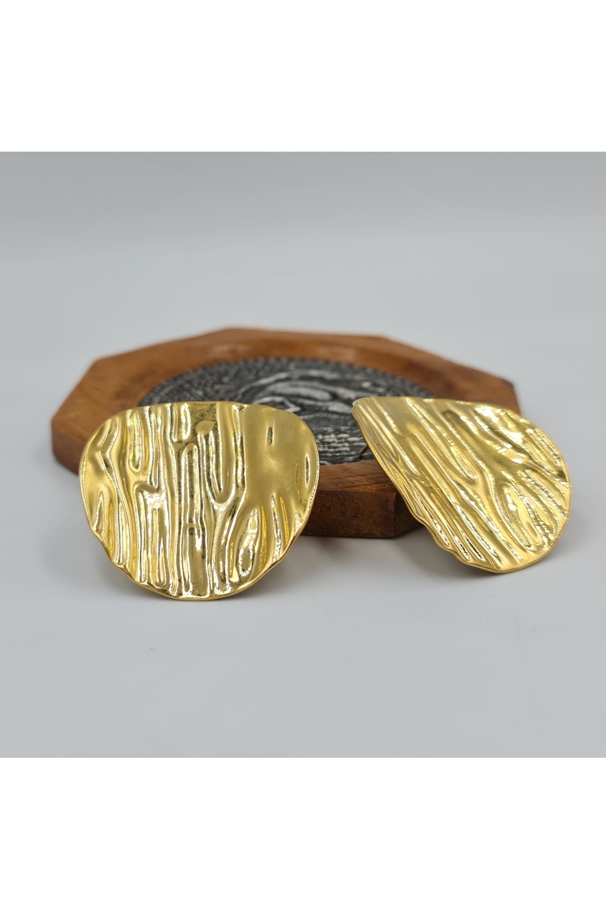 SE Jewellery Collection Selin Ersoy-Gold Textured Round Form Plate Nail Earrings 7