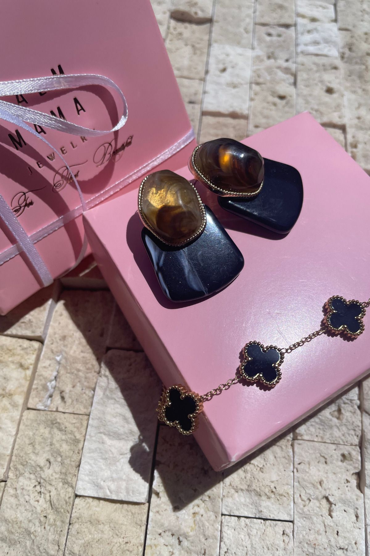 PALMMAMA Trend Yonca Siyah Küpe ve Bileklik 2'Li Pembe Kutulu Set Takım