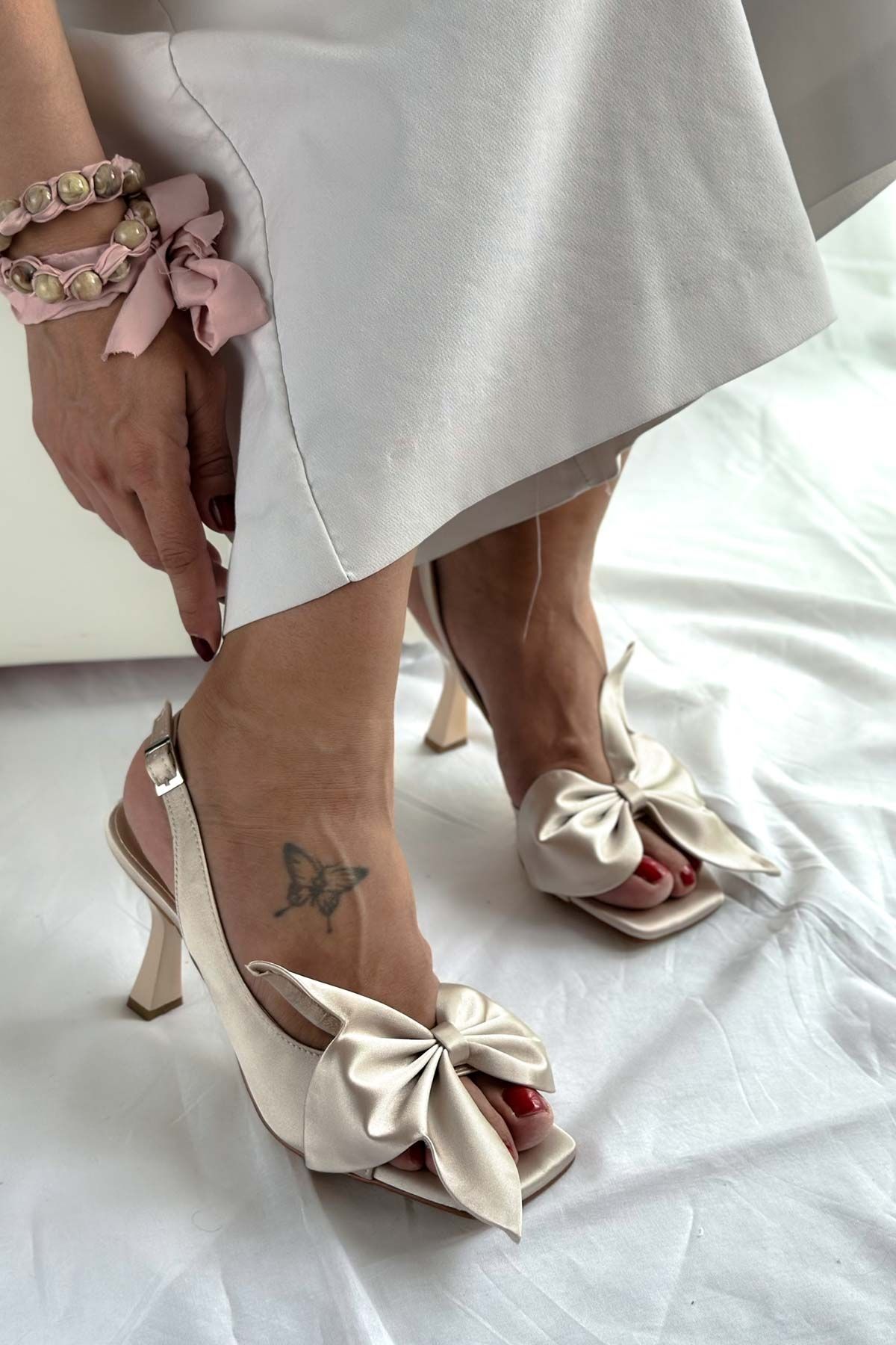 Shoebutik Lotus Bej Saten Fiyonk Detay Kadın Topuklu Sandalet