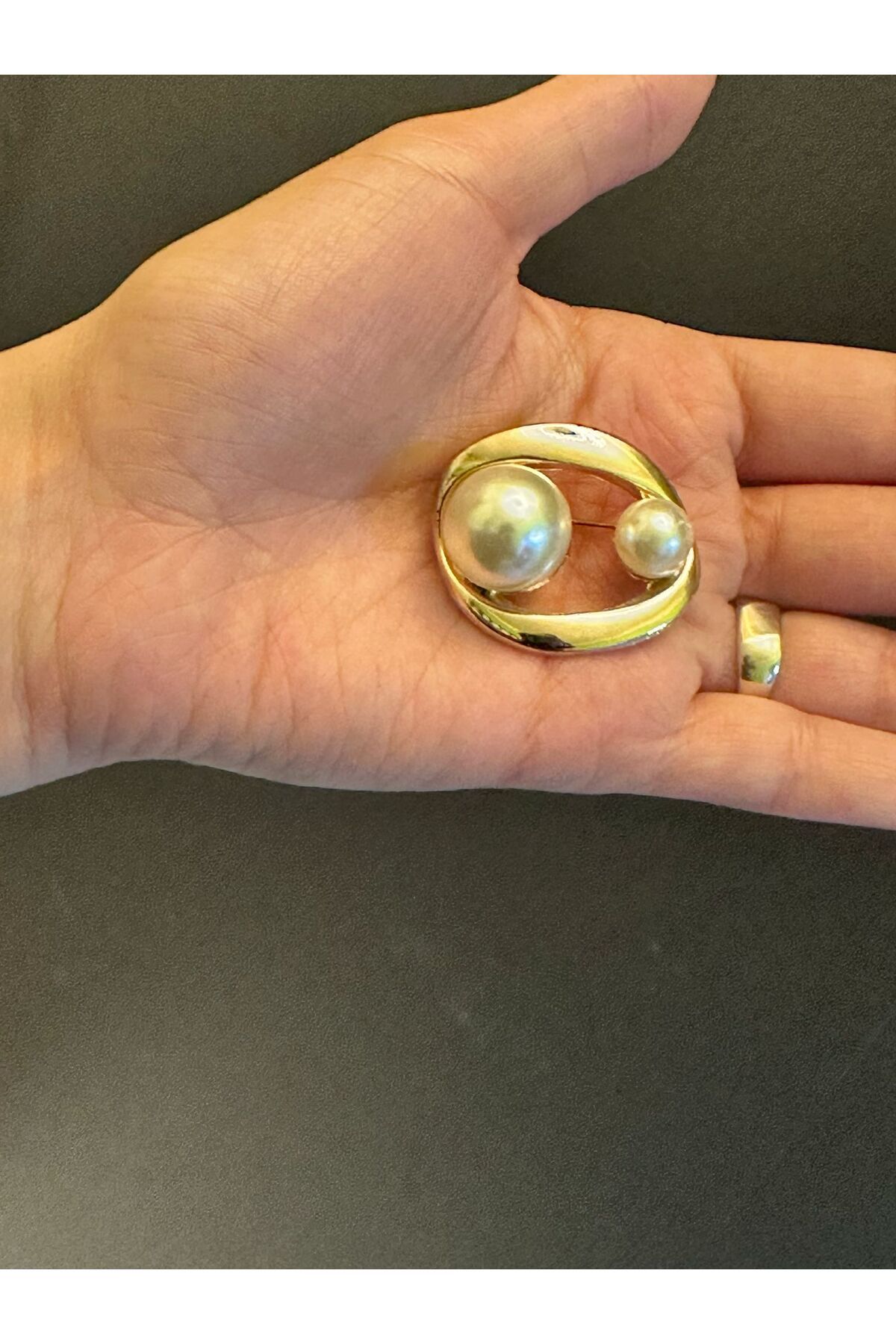 Gönülden Tasarım İNCİ BONCUKLU TASARIM BROŞ YAKA İĞNESİ GİYİM AKSESUARI 4X3 CM ALTIN