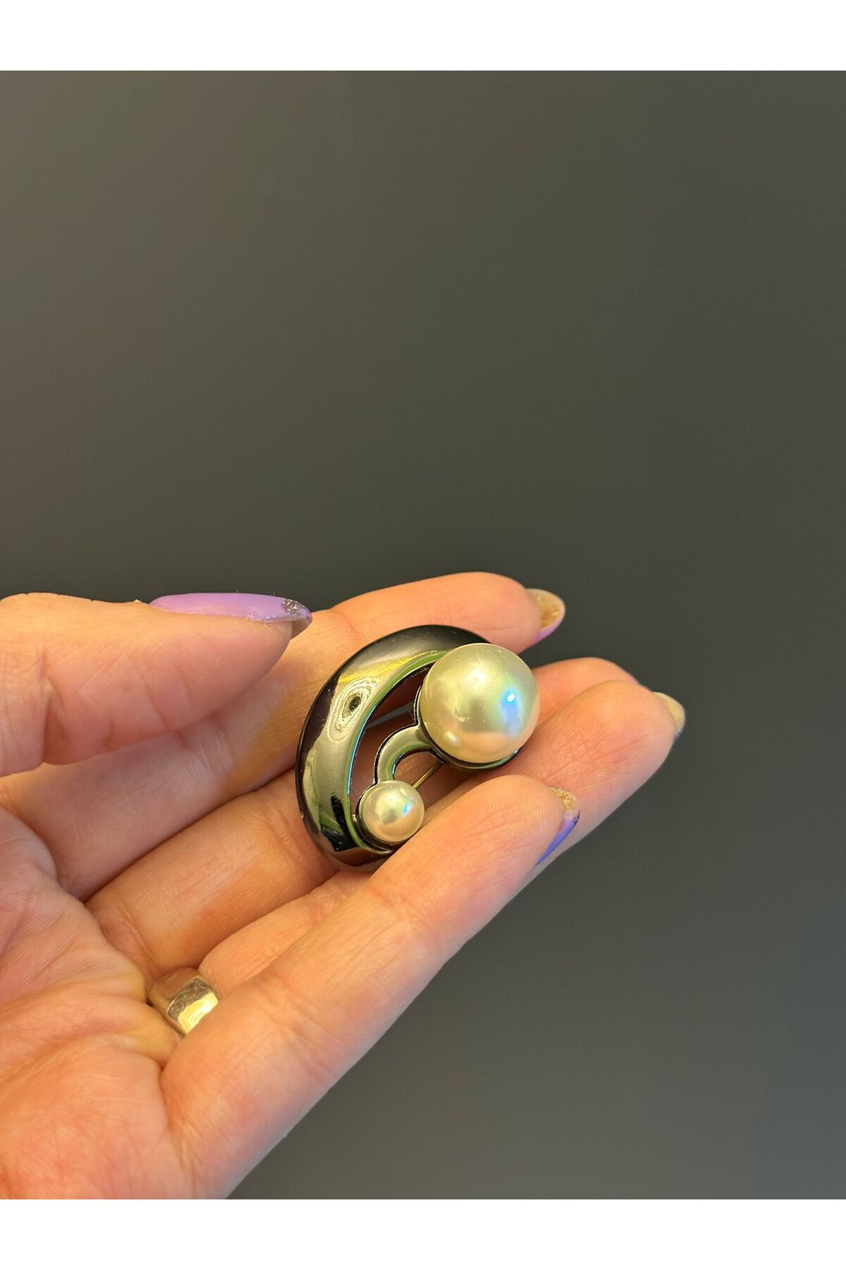Gönülden Tasarım İNCİ BONCUKLU ÇELİK YAKA İĞNESİ BROŞ GİYİM AKSESUARI 4X2 CM FÜME