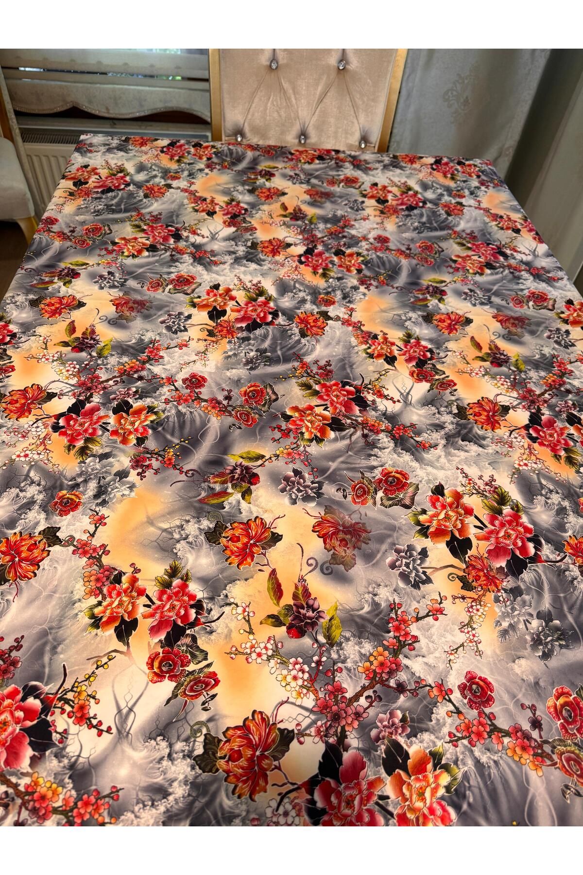 Home Saten Görünümlü Digital Baskılı Polyester Kare Masa Örtüsü 150x150 Cm
