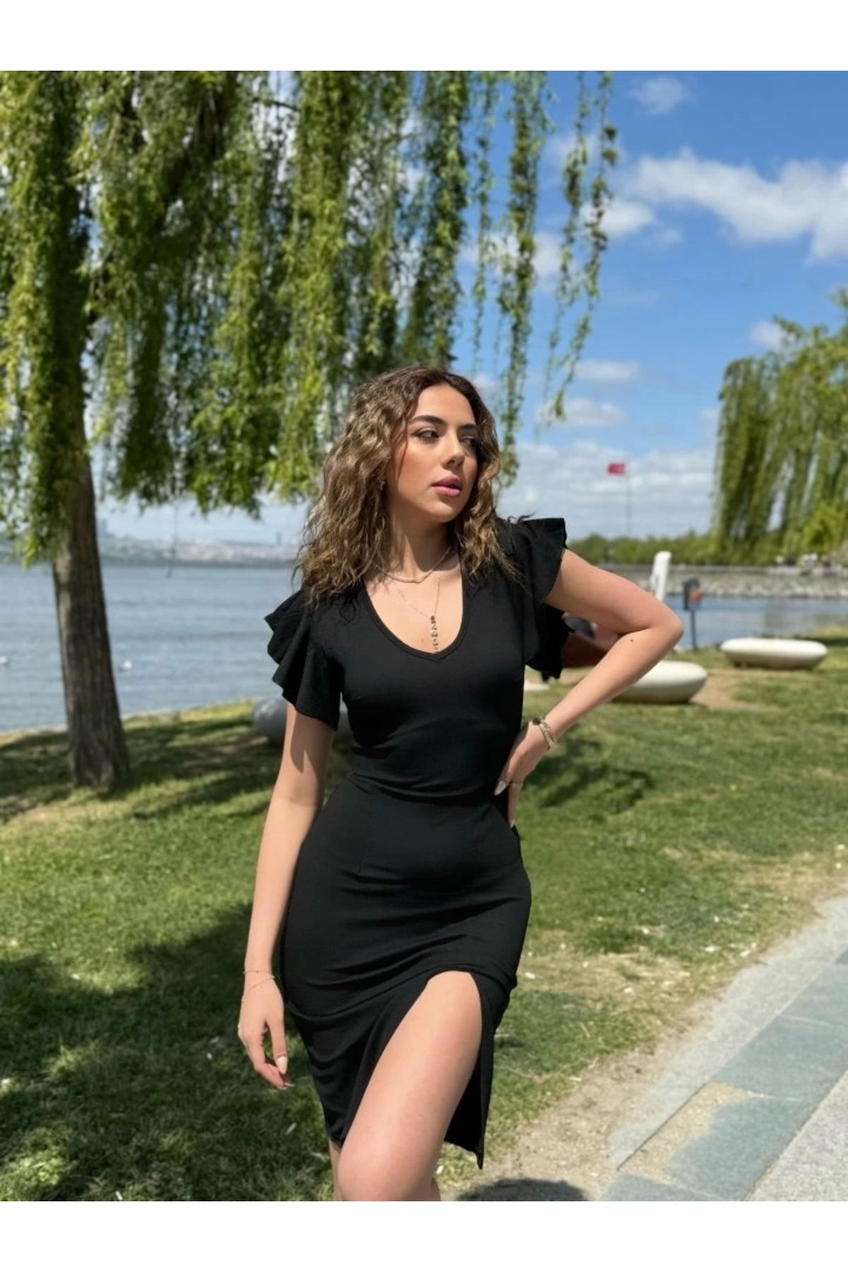 Butik Kadın Kısa Kollu V Yakalı Kolları Volanlı Yandan Yırtmaçlı Kısa Janjan Krep Elbise