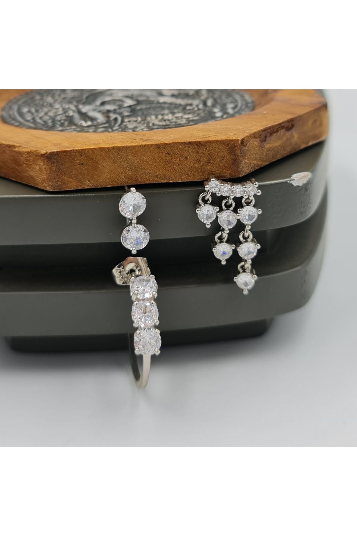 SE Jewellery Collection Selin Ersoy Gümüş Renk Xuping Üçlü Zirkon Taş Detaylı Şık Kadın Küpe Seti