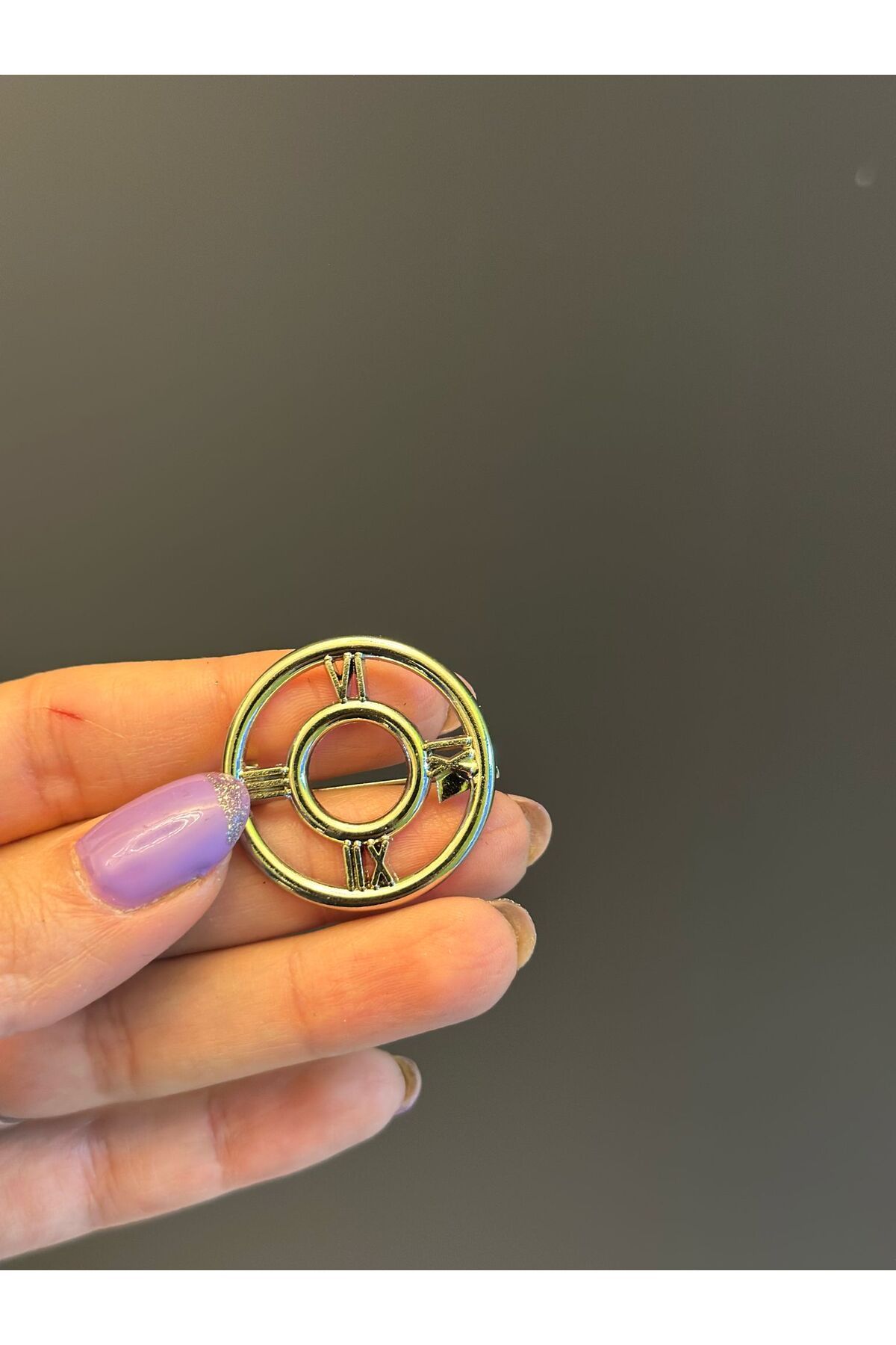 Gönülden Tasarım SAAT GÖRSELLİ ÇELİK YAKA GİYİM AKSESUARI BROŞ ÇAP 4 CM