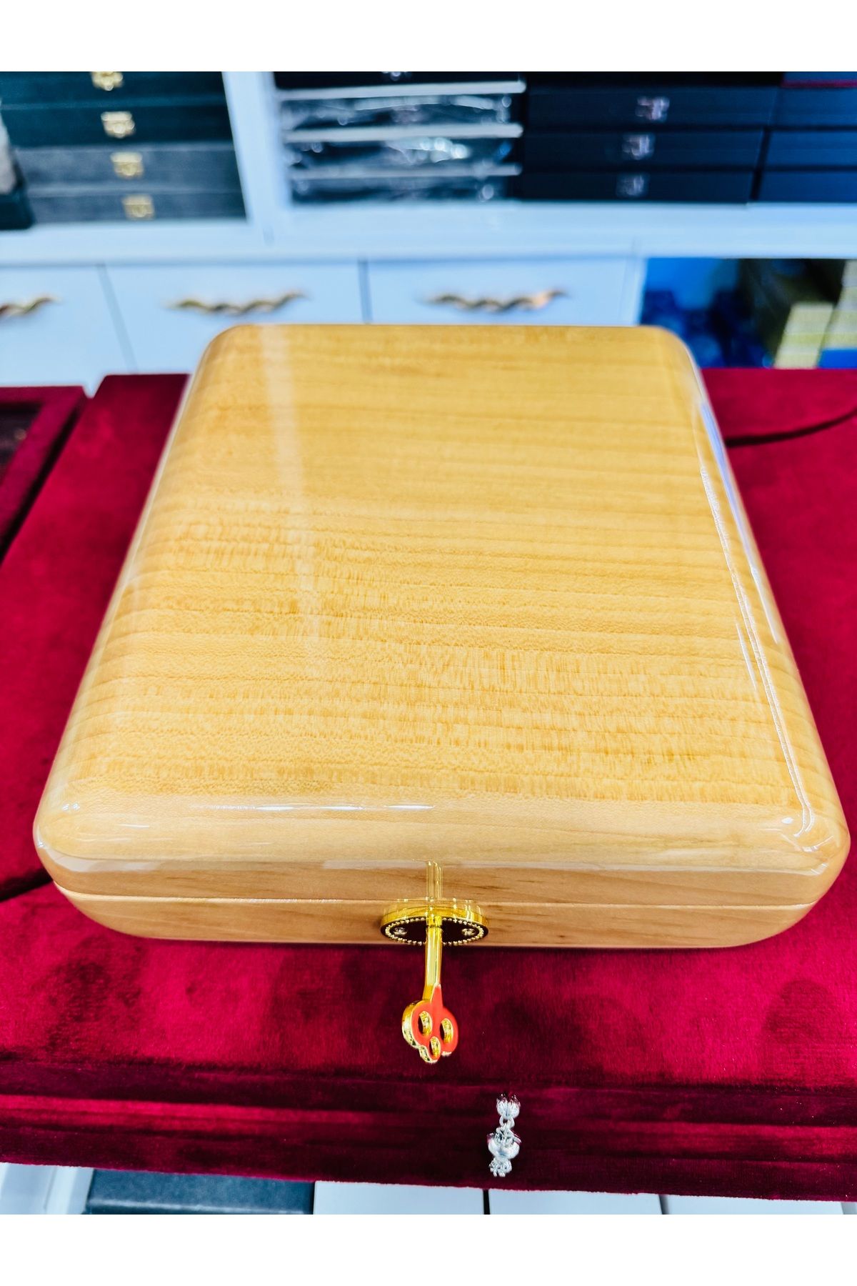 ARTSS JEWEL İçi Bölmeli Anahtarlı Masif Ağacı Hediyelik Tesbih, Takı, Mücevher Kutusu 20x23x7 cm boyutlarında