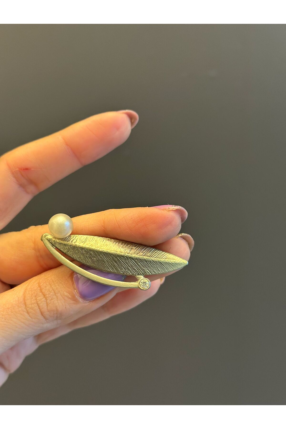 Gönülden Tasarım İNCİ BONCUKLU YAPRAK BROŞ YAKA İĞNESİ 6X2 CM