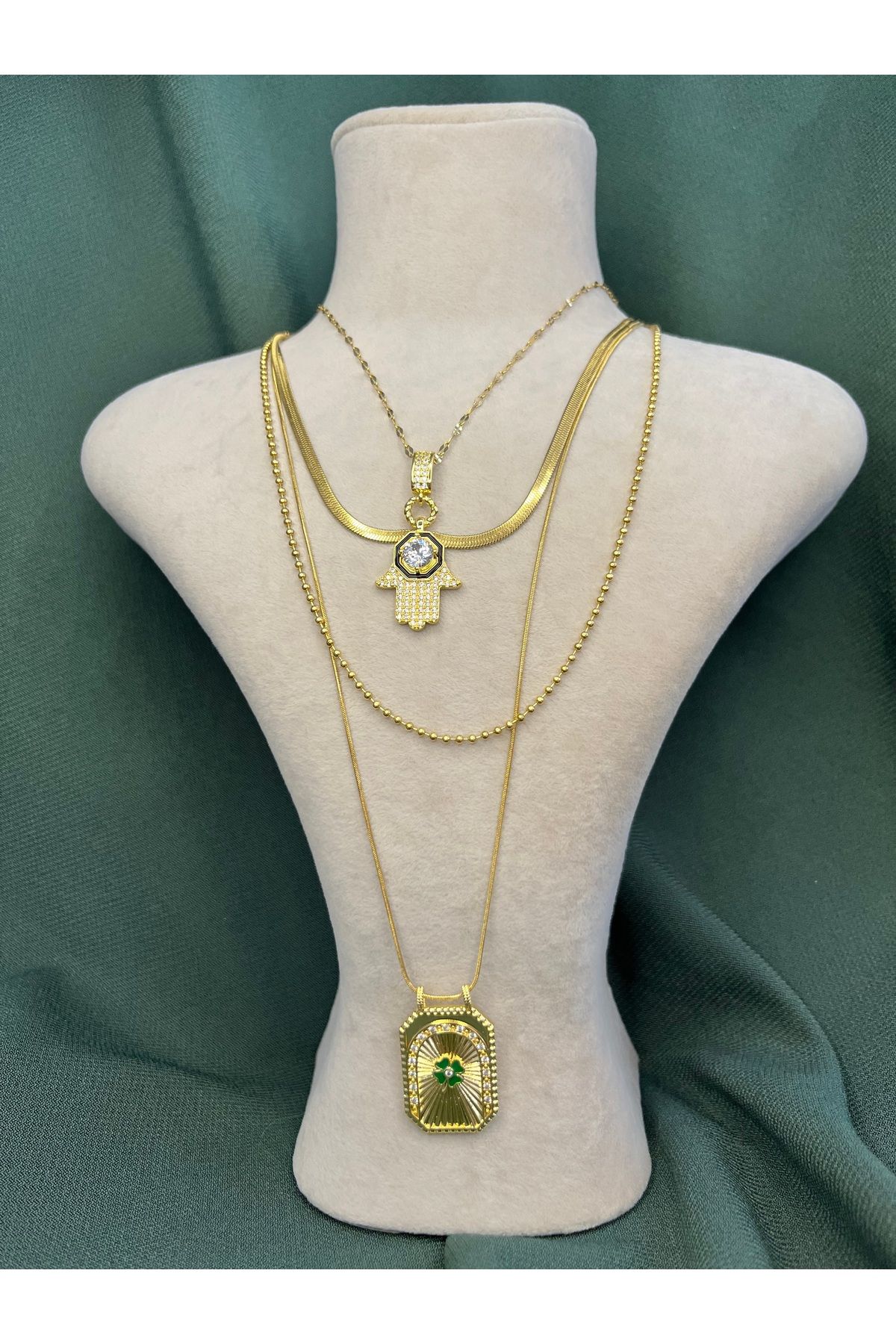 Fam&Co Jewelry Altın Renk 4 Katmanlı Sembolik Kolye – Fatma'nın Eli & Yeşil Taşlı Madalyon Detaylı