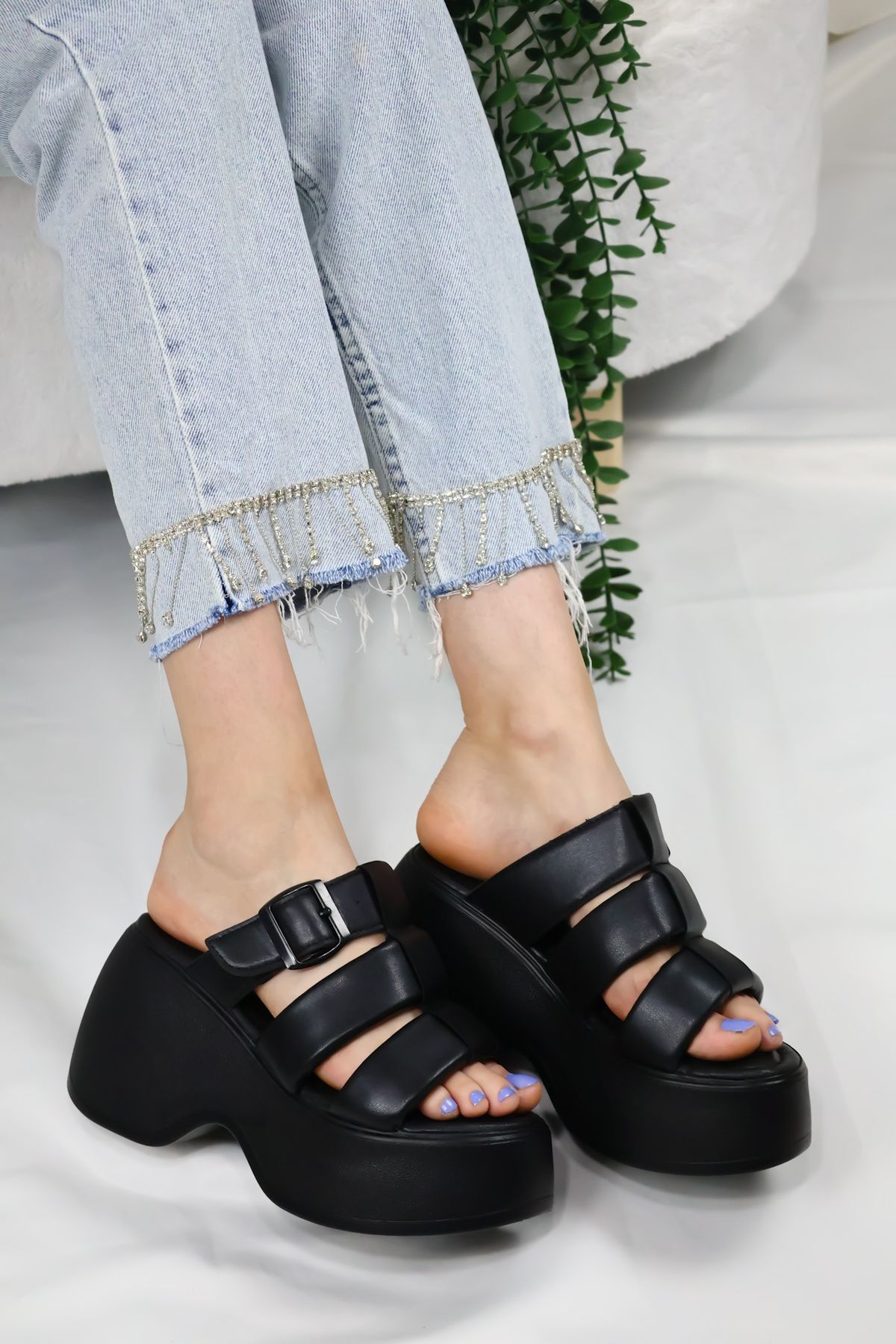 asmi shoes Siyah Üç Biyeli Toka Detaylı Kalın Taban Ortopedik Terlik
