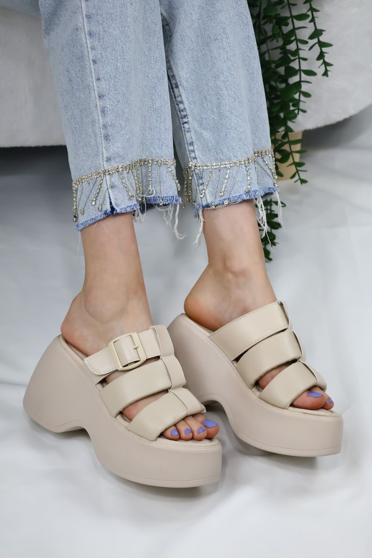 asmi shoes Bej Üç Biyeli Toka Detaylı Kalın Taban Ortopedik Terlik