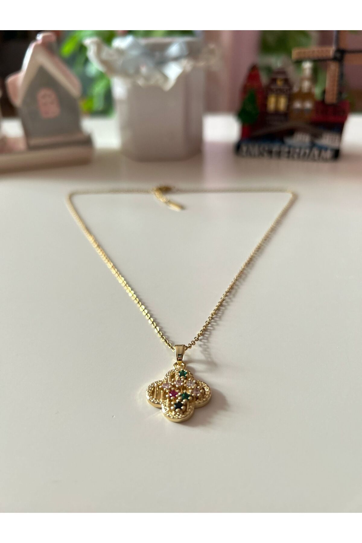 Cheecky Chic Renkli Taşlı Çiçek Kolye – Gold Rengini Zarafetle Buluşturan Işıltılı Bahar Dokunuşu