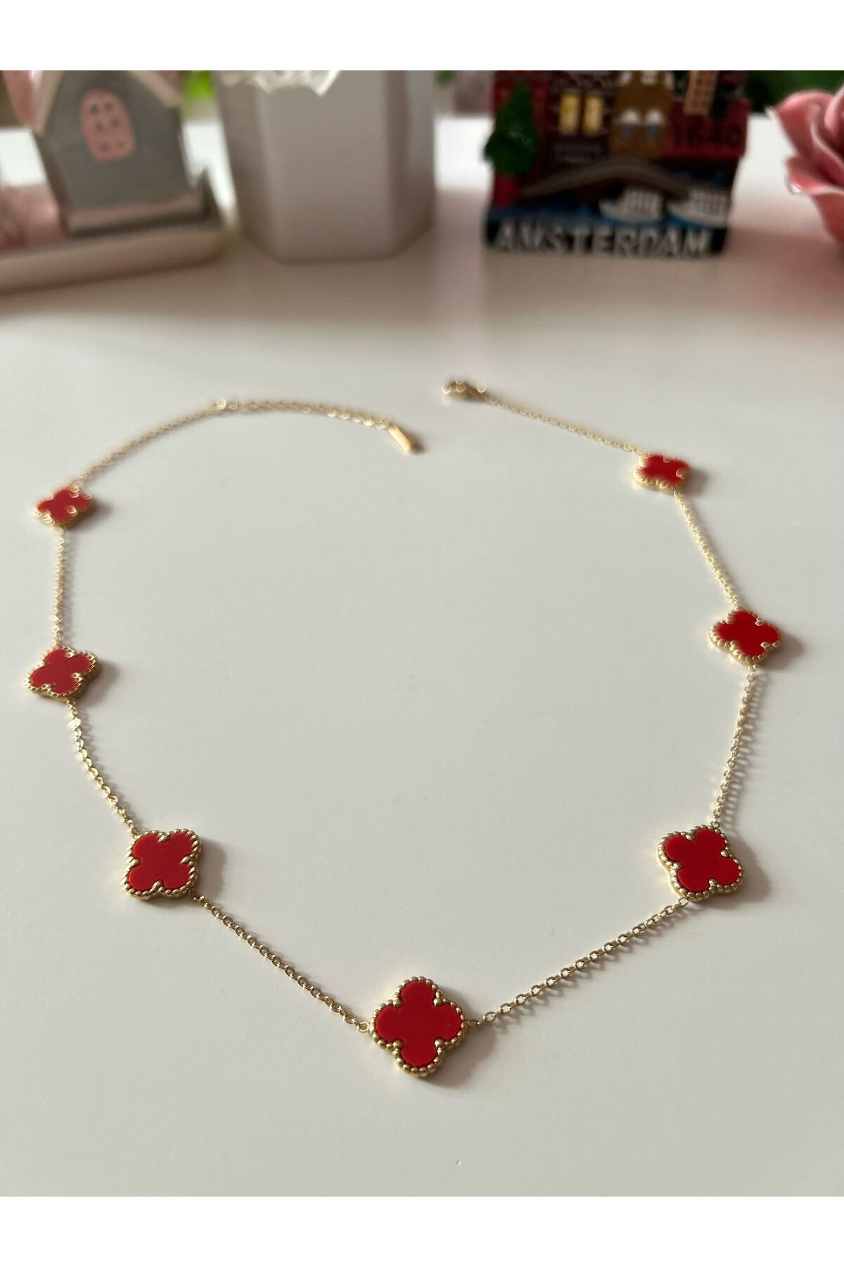Cheecky Chic Gold Renk Zincir ve Kırmızı Van Cleef Kolye – Zarafetin ve Gücün Mükemmel Buluşması