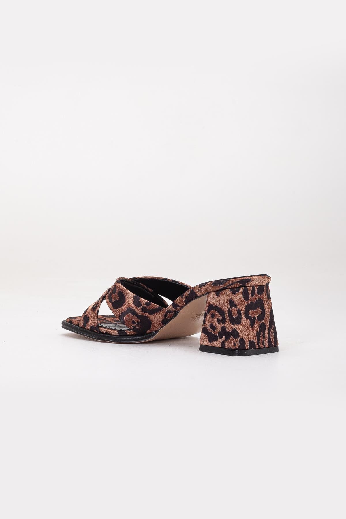 Dilimler Ayakkabı-Large Size Women's Heeled Slippers Leopard Satin Cross Strap Short Heels 5