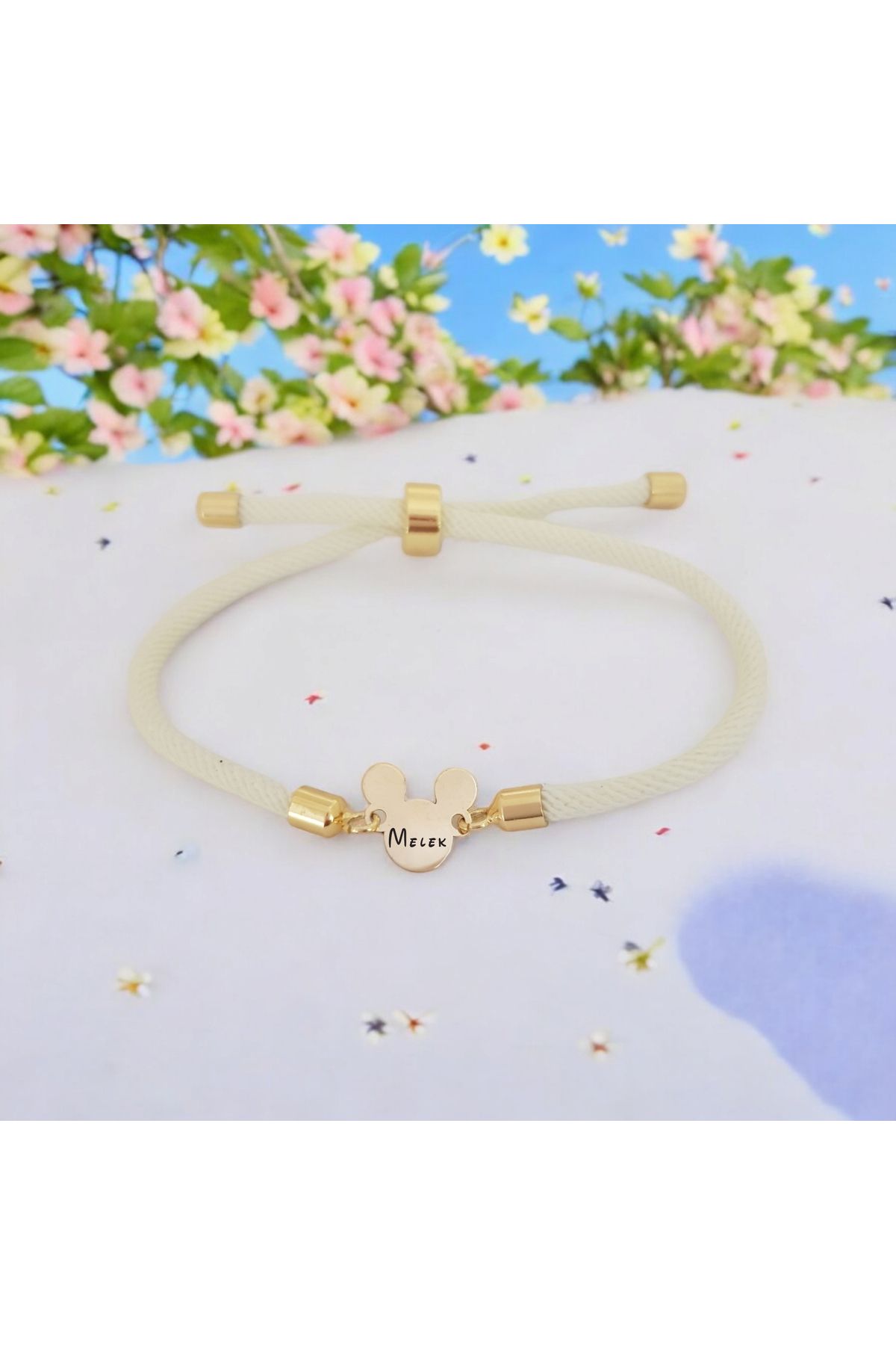 ARCHINO GOLD Mickey Mouse Motifli İpek Örgülü 14 Ayar Altın Plakalı Melek İsmine Özel Bileklik-430isim-beyaz