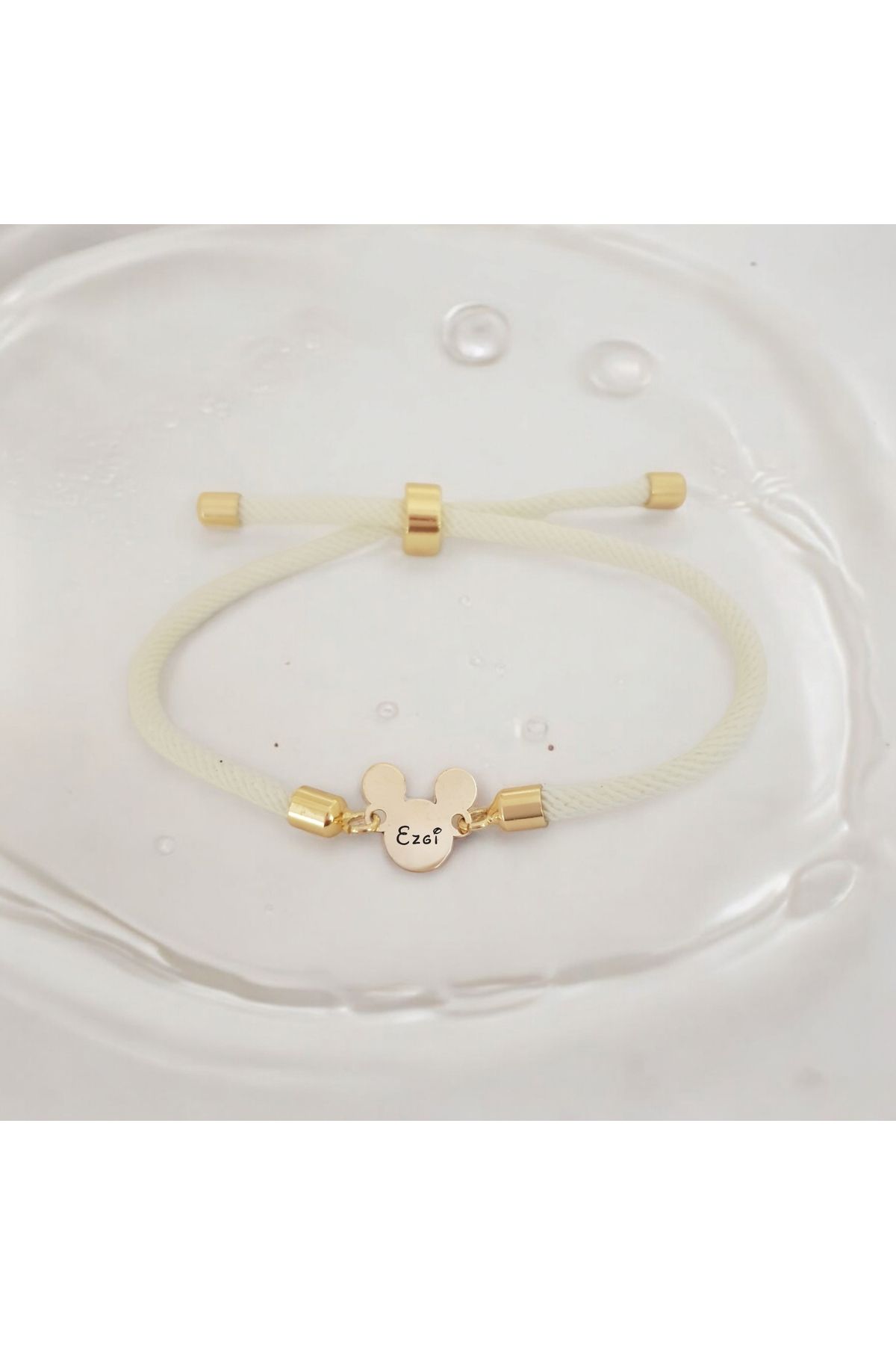 ARCHINO GOLD Mickey Mouse Motifli İpek Örgülü 14 Ayar Altın Plakalı Ezgi İsmine Özel Bileklik-430isim-beyaz