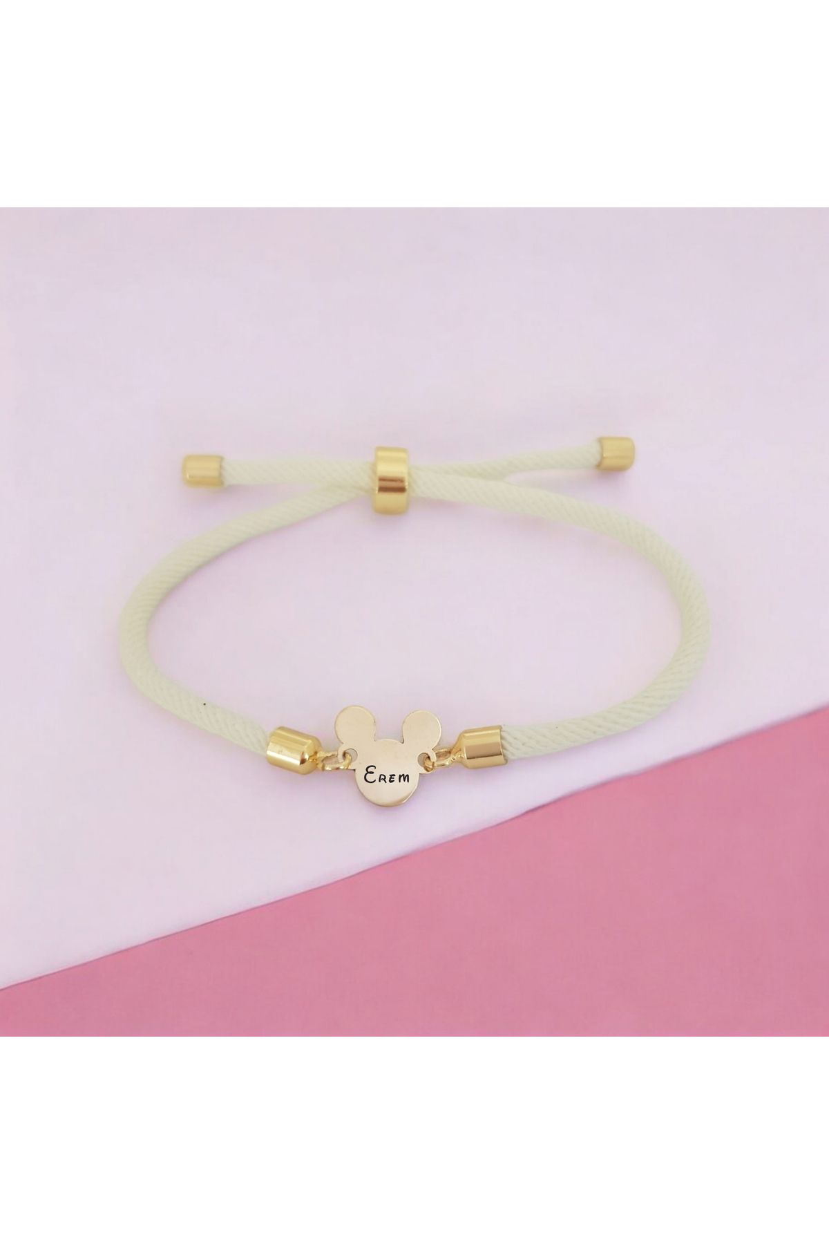 ARCHINO GOLD Mickey Mouse Motifli İpek Örgülü 14 Ayar Altın Plakalı Erem İsmine Özel Bileklik-430isim-beyaz