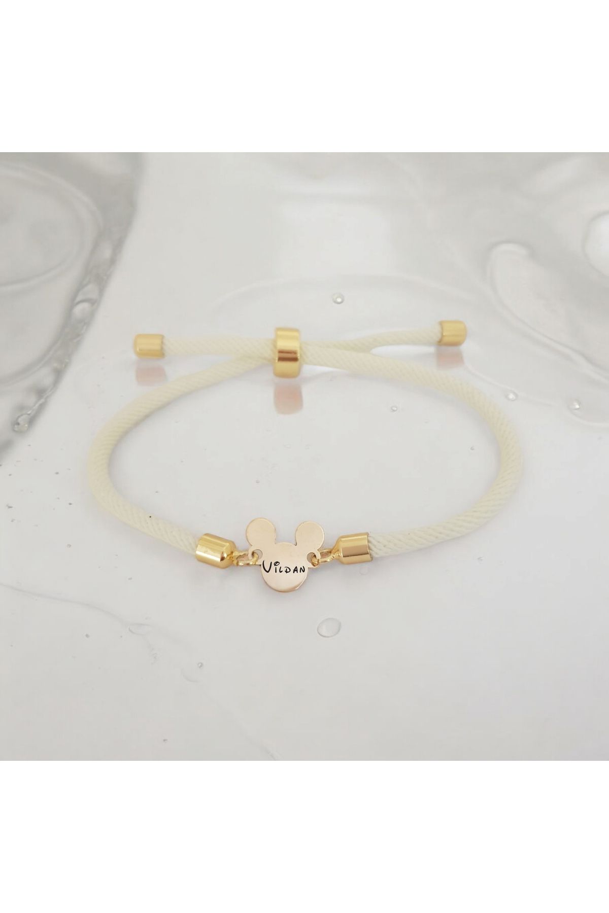 ARCHINO GOLD Mickey Mouse Motifli İpek Örgülü 14 Ayar Altın Plakalı Vildan İsmine Özel Bileklik-430isim-beyaz