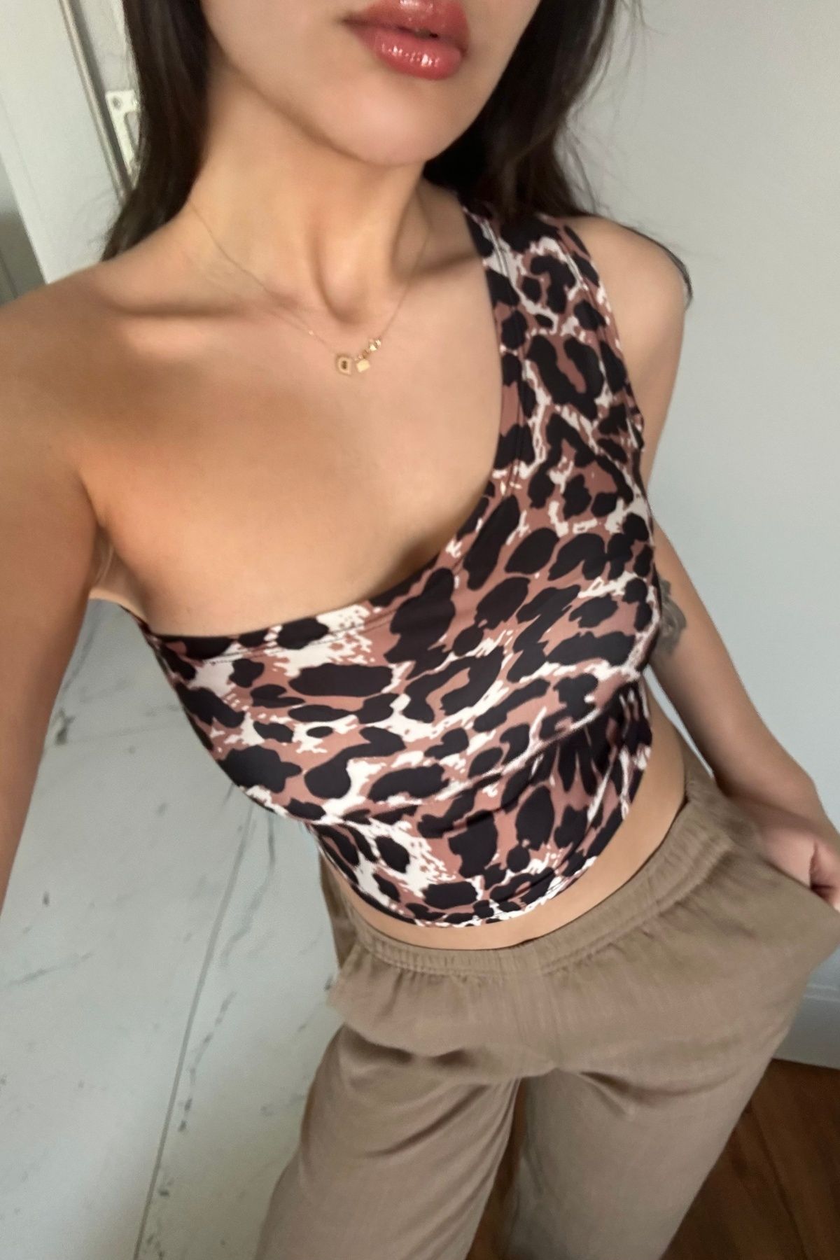 World Fashion Trends Leopar Desenli Tek Omuz Crop Bluz