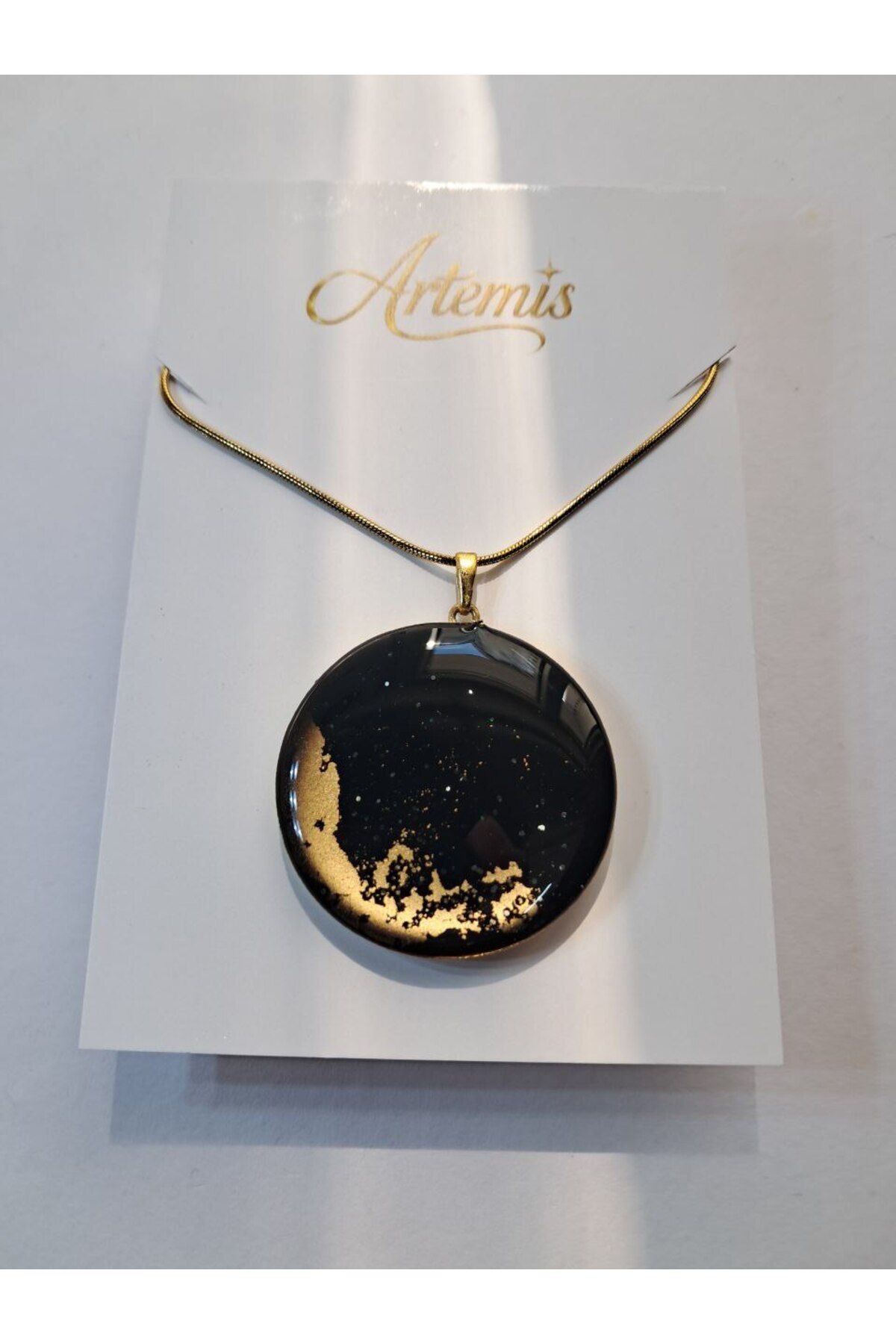 ARTEMİS Pirinç Tabanlı Yuvarlak Reçine Kolye