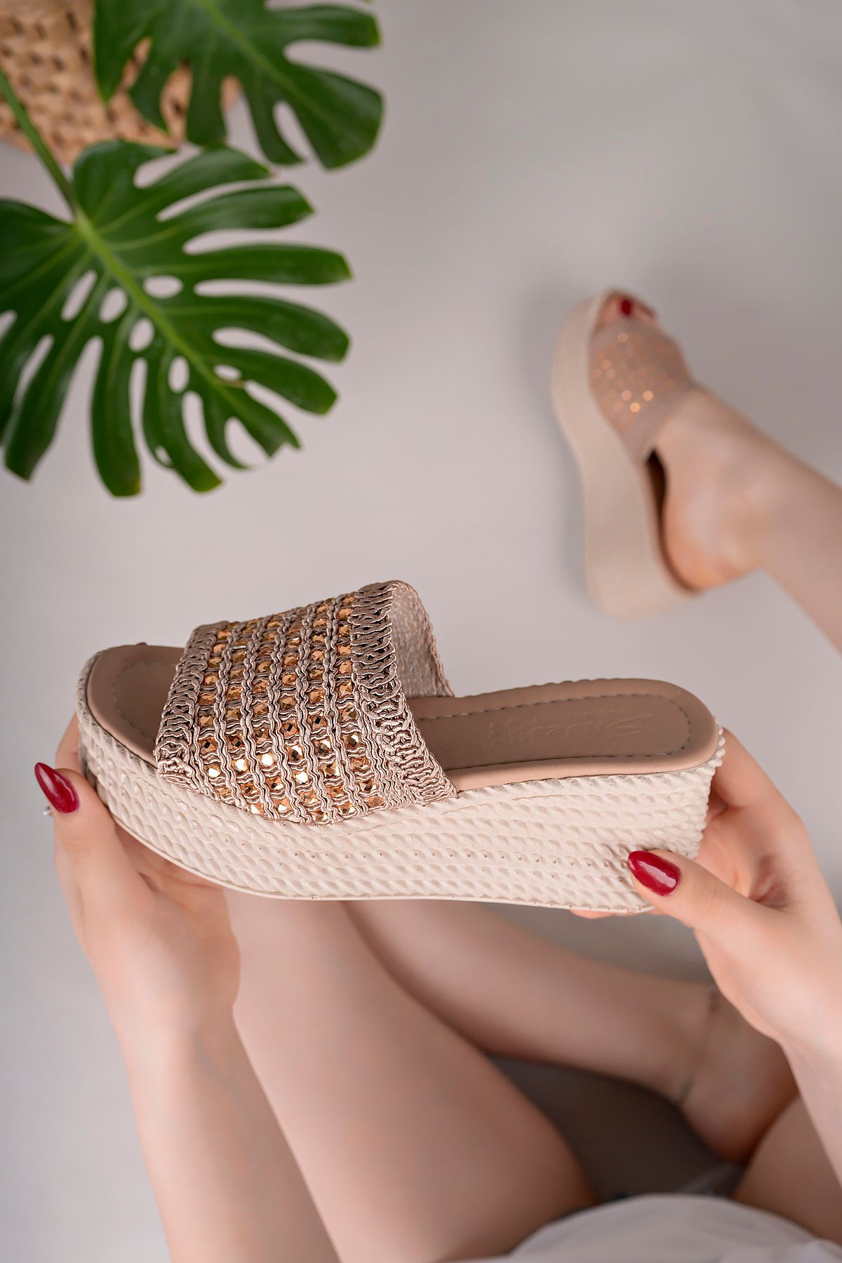 TOLGSHOES DOLGU TOPUK TAŞ DETAYLI NUDE TERLİK