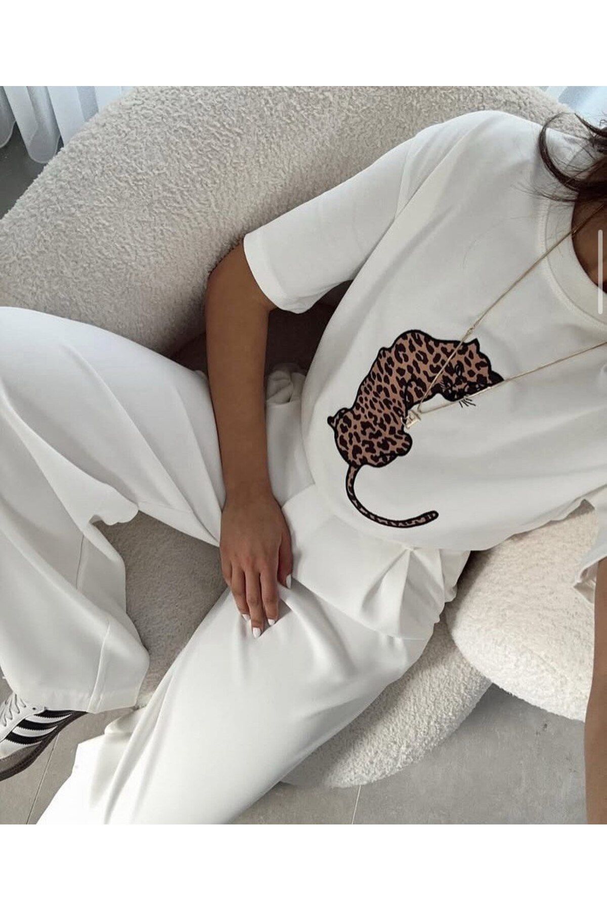 GÜLDEN KATRAN Kadın Leopar Nakış Detaylı Beyaz T-Shirt