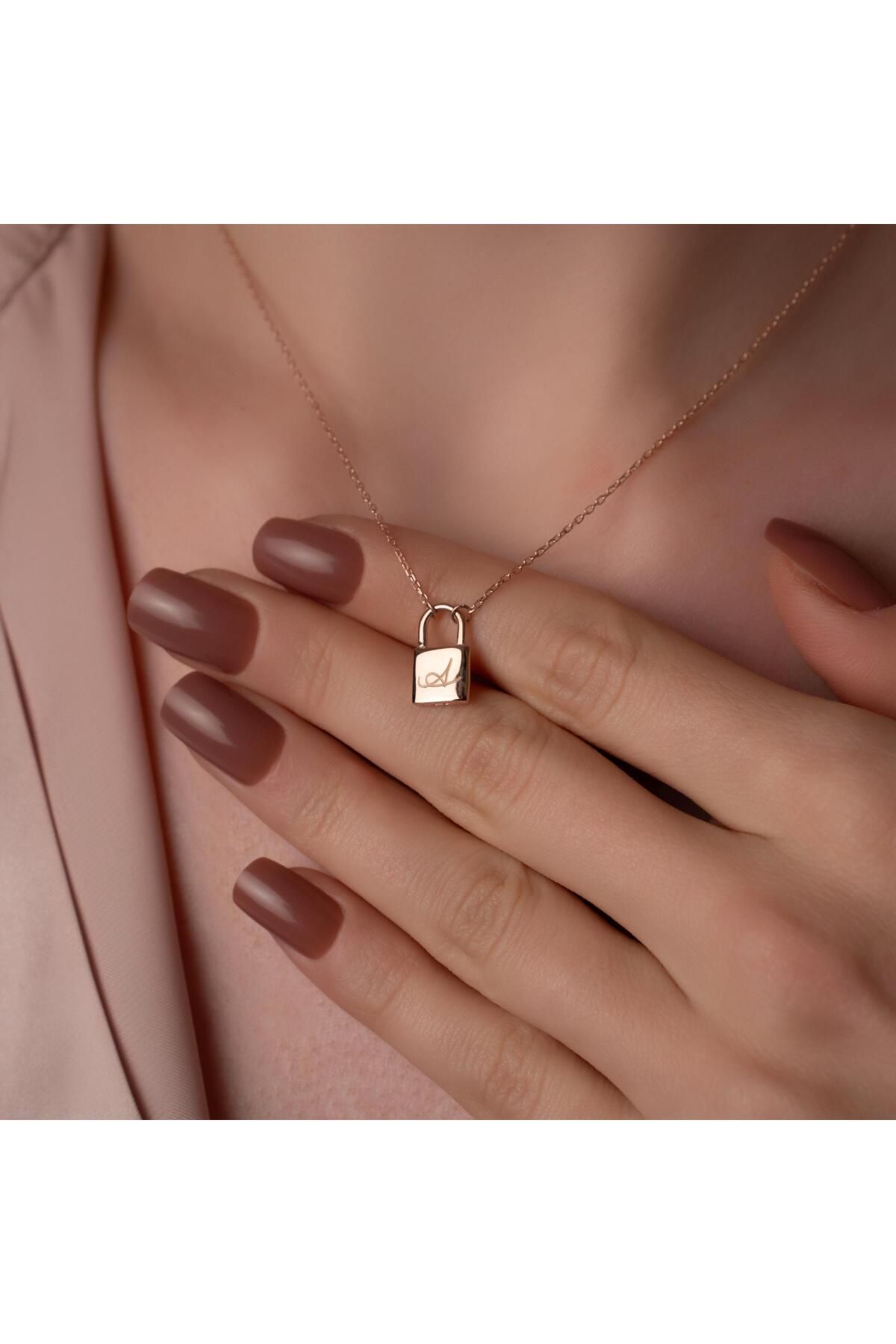VESTA JEWELRY 925 Ayar Gümüş Kadın Kişileştirilebilir Harfli Kilit Altın Kaplamalı Zarif Kolye